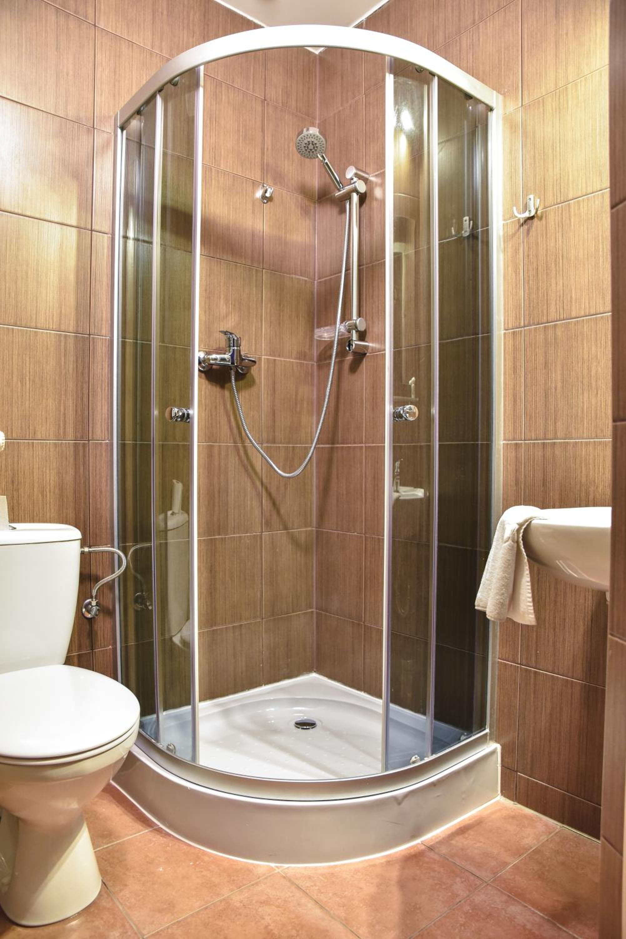 Large Double Room - Photo 3