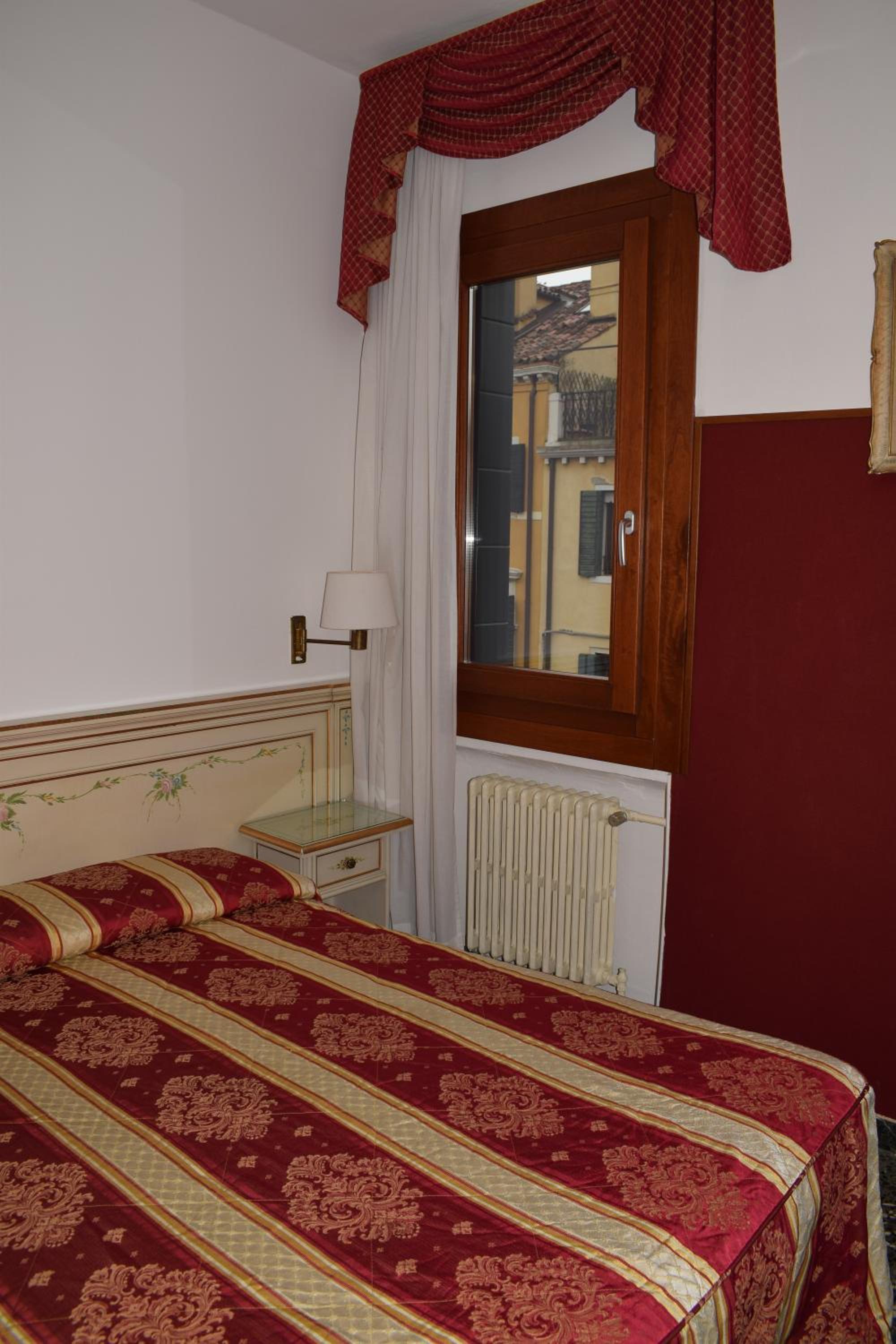 Superior Room with Canal view and French Bed photo 2