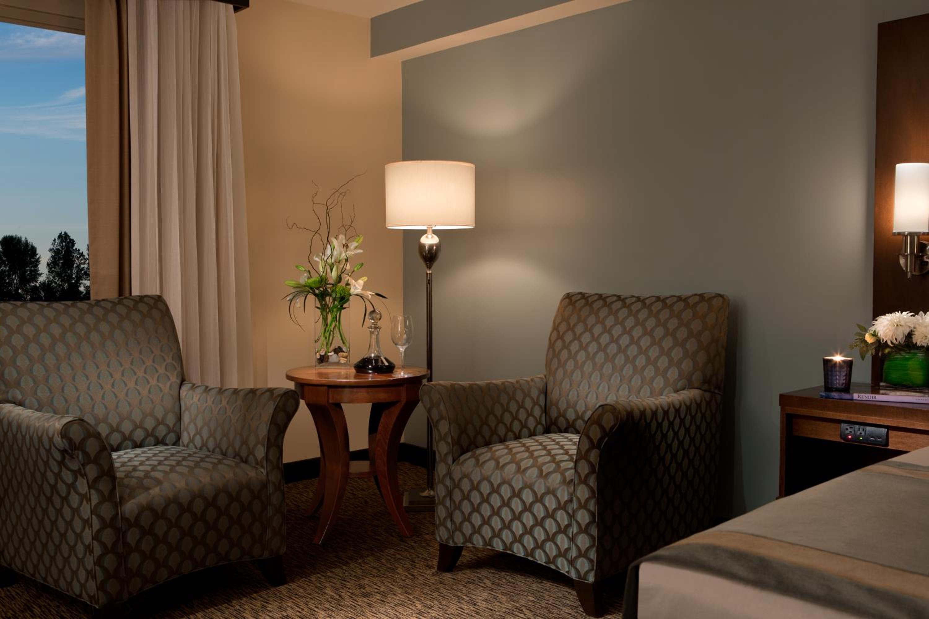 Deluxe King Room - Non-Smoking - Photo 5
