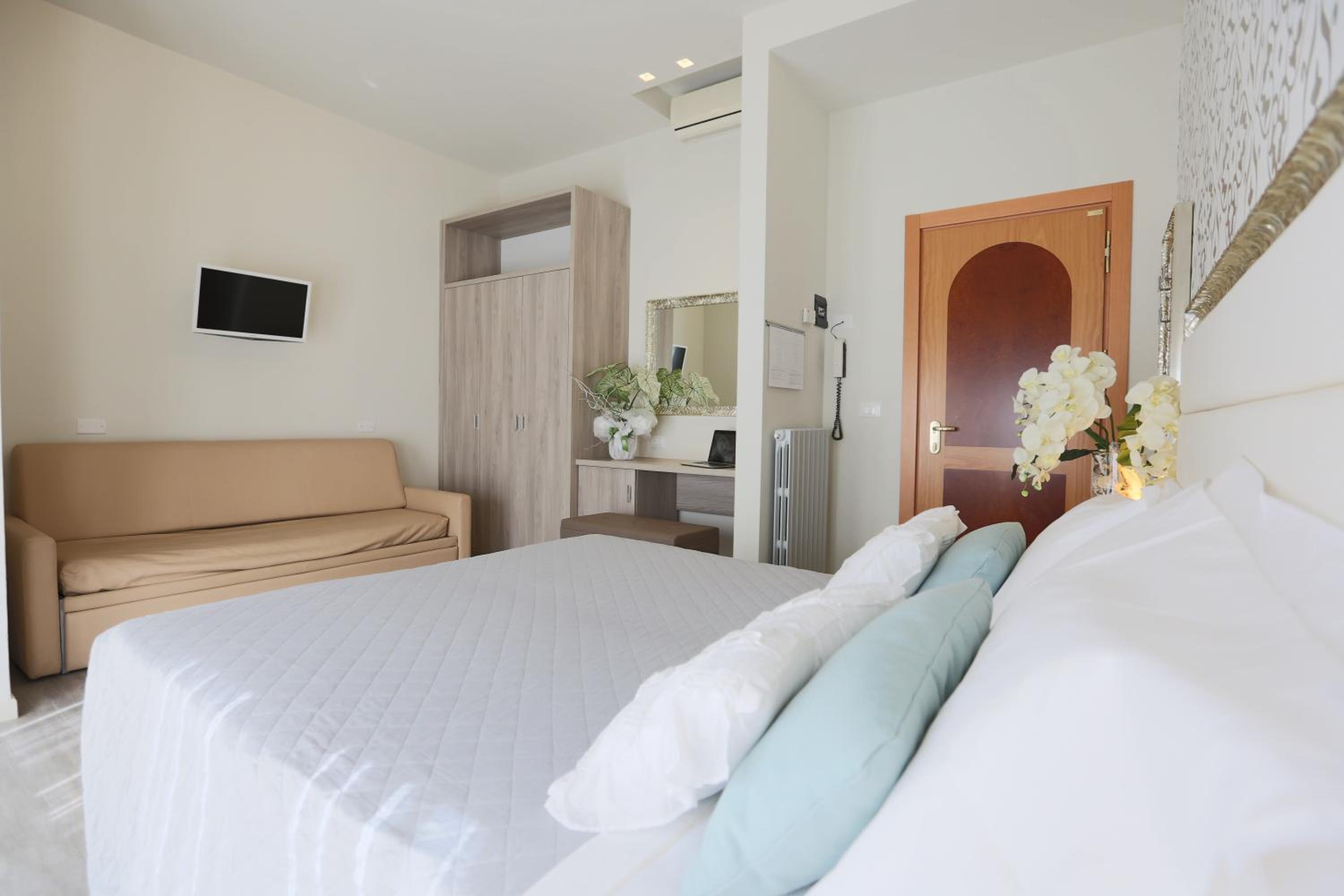 Triple Room with Balcony - Photo 5
