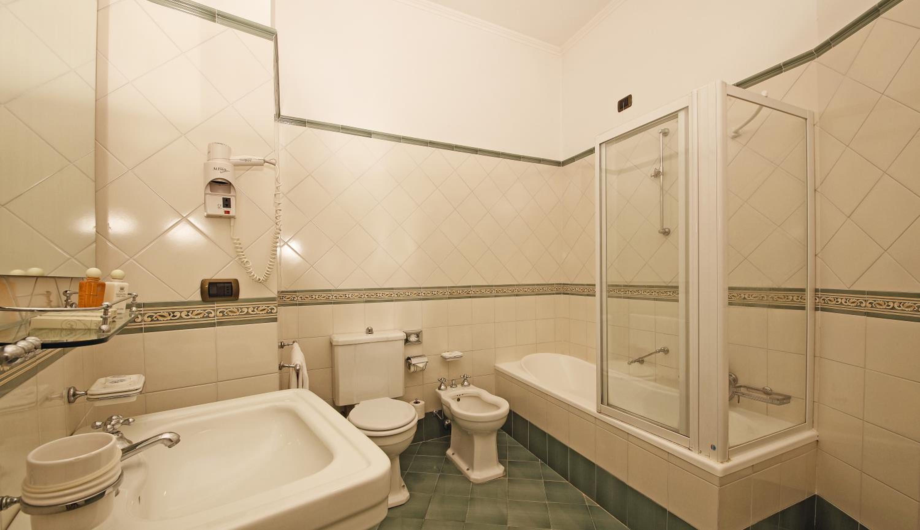 Deluxe Double Room with Balcony and Lake View - Photo 3