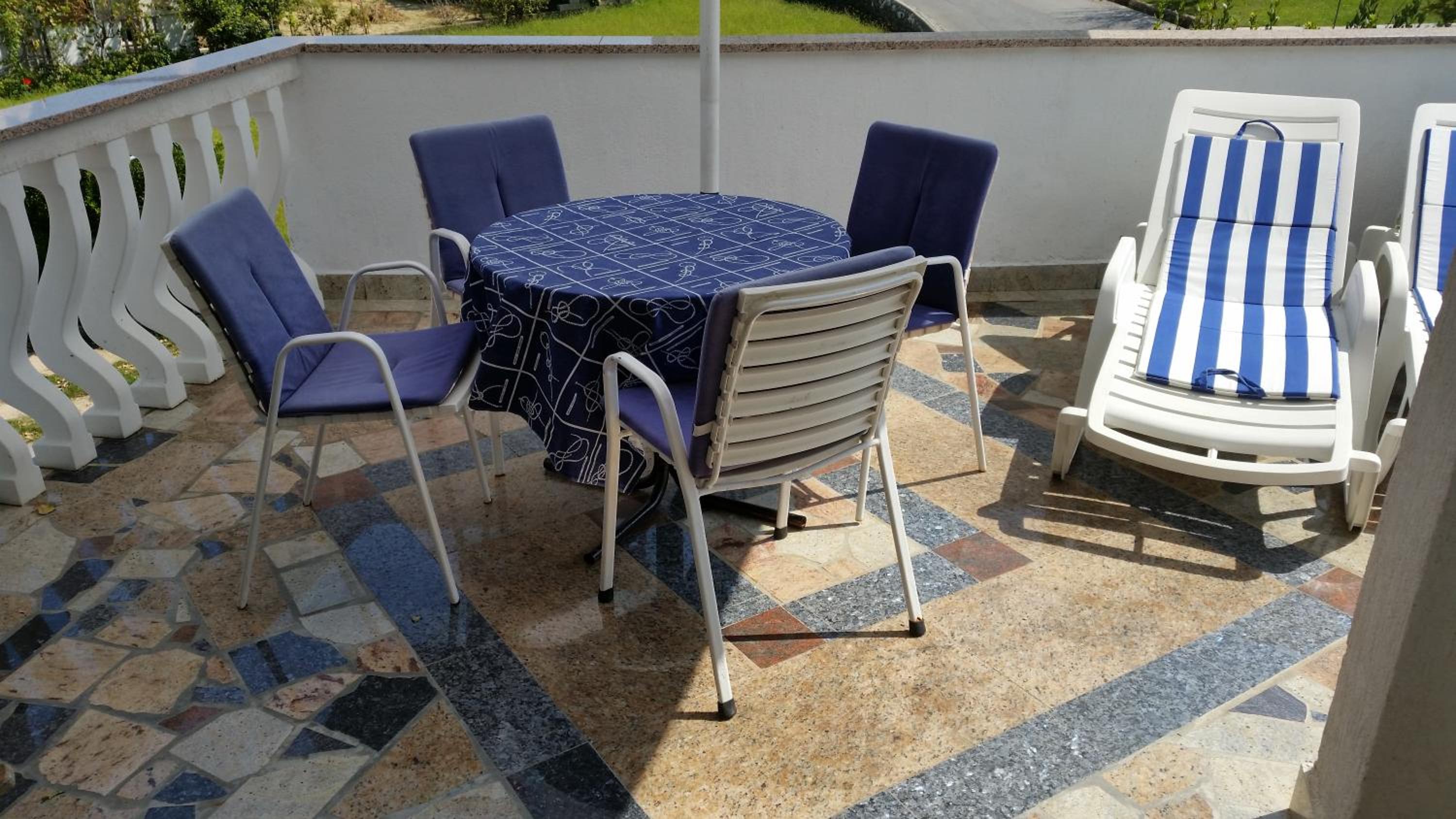 Apartment with Terrace - Photo 7