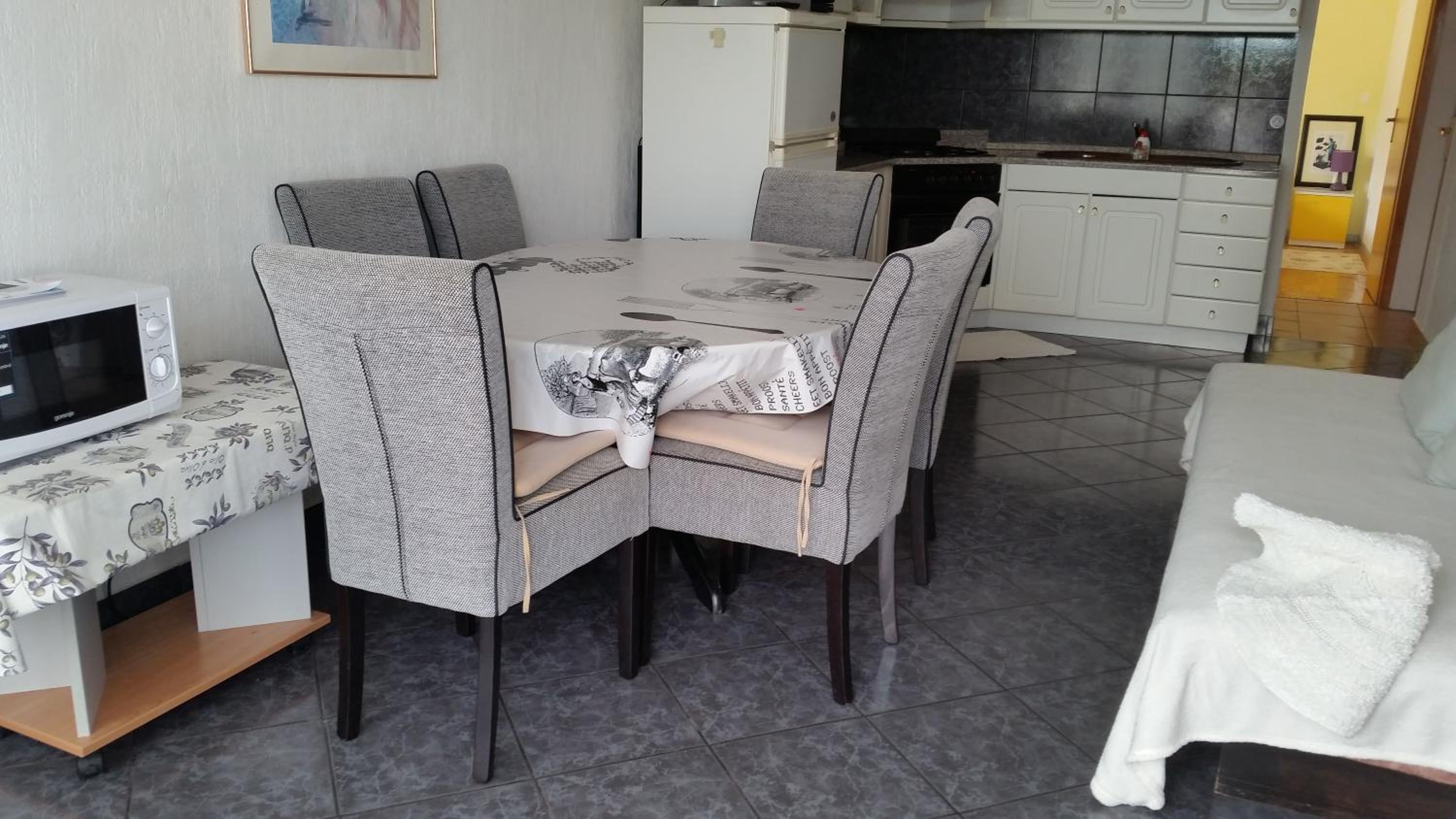 Apartment with Terrace - Photo 4