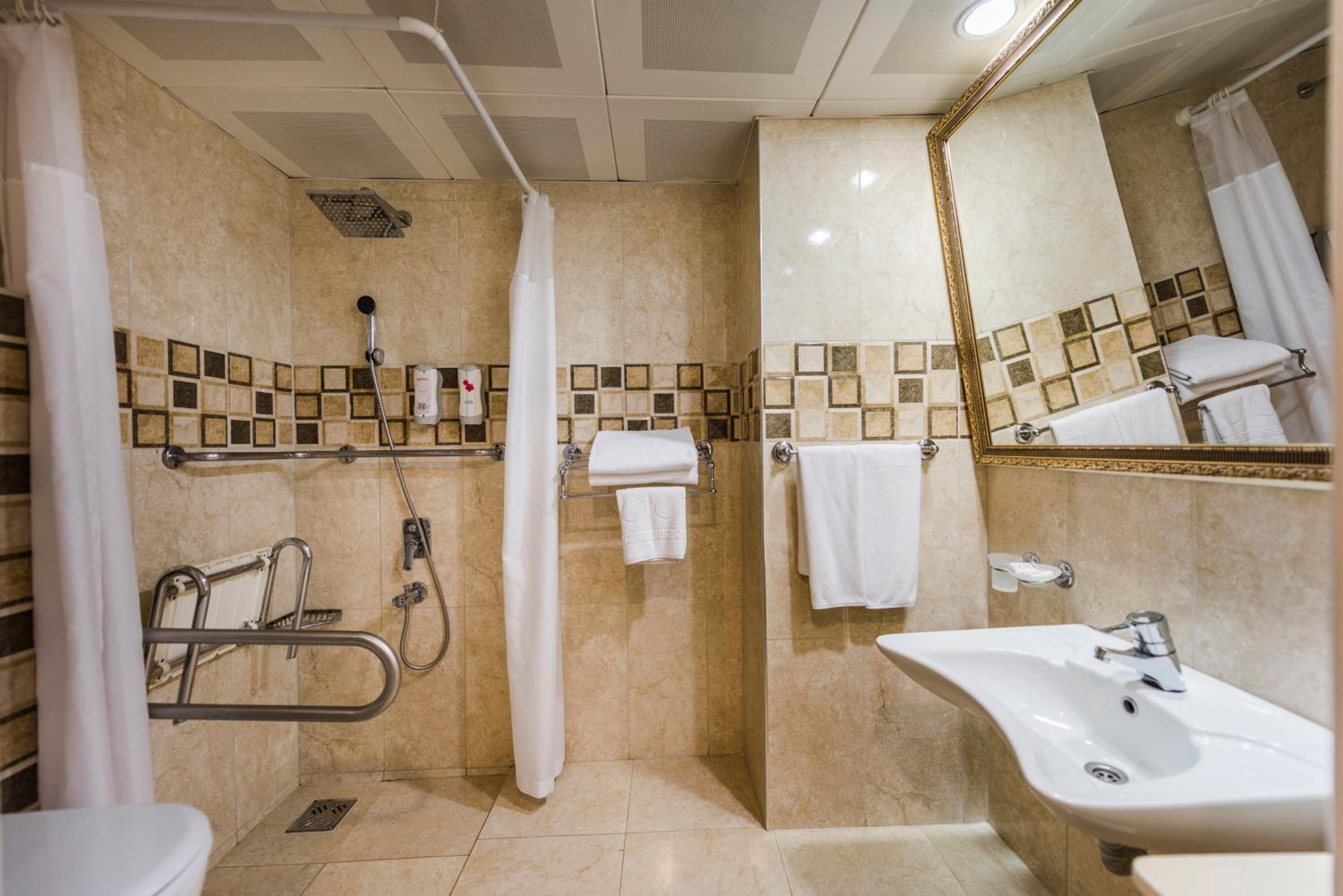 Twin Room - Disability Access photo 3
