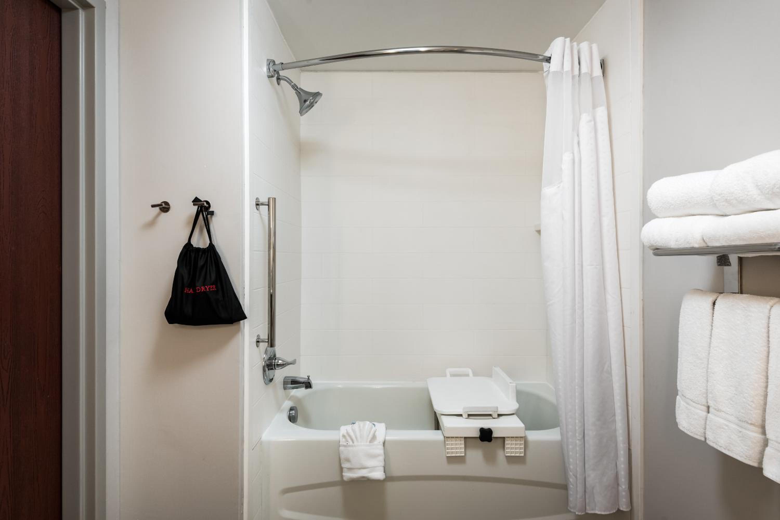 Standard Queen Room with Two Queen Beds and Tub - Communications Accessible - Photo 2