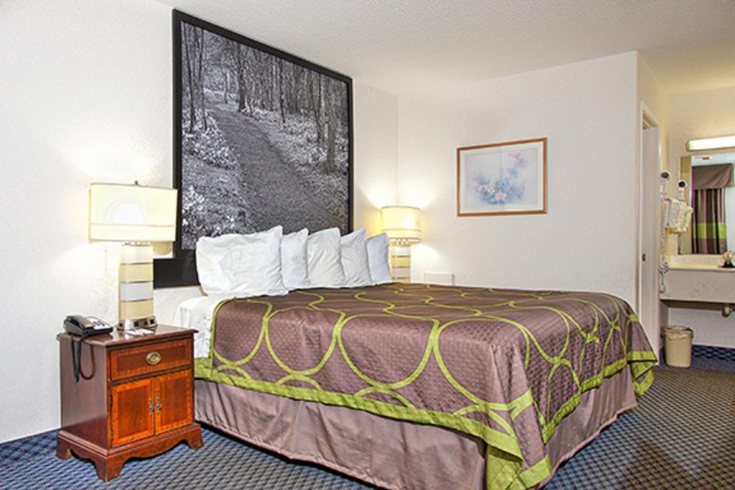 King Room - Non-Smoking - Photo 3