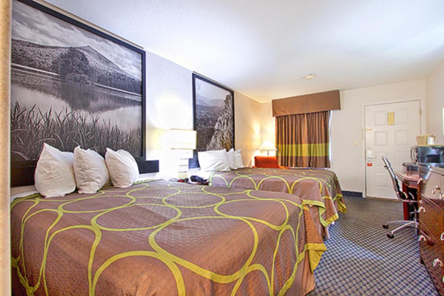 Double Room with Two Double Beds - Smoking - Photo 1