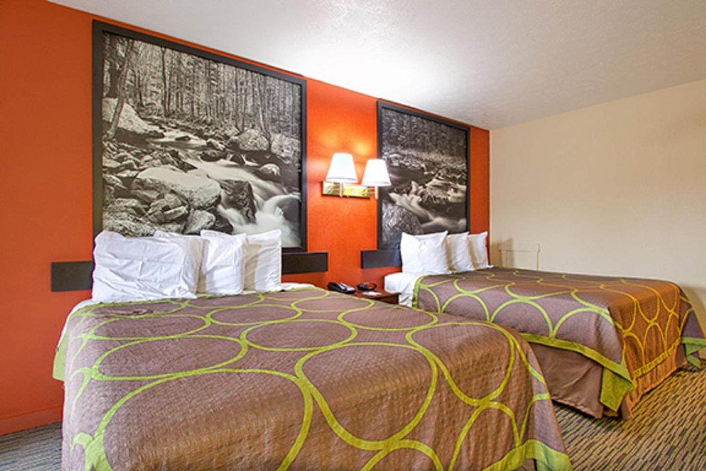 Queen Room with Two Queen Beds - Non-Smoking - Photo 3