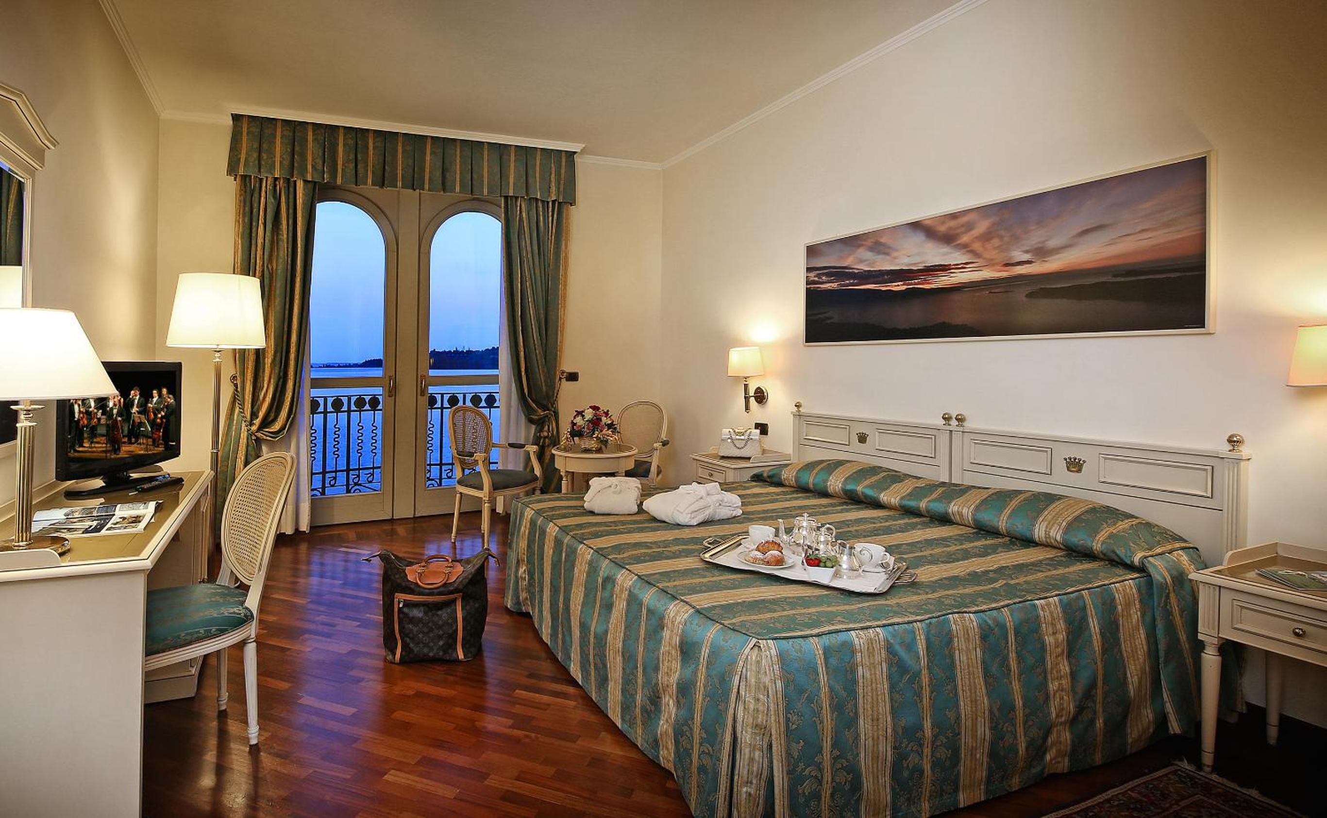 Deluxe Double Room with Balcony and Lake View - Photo 4