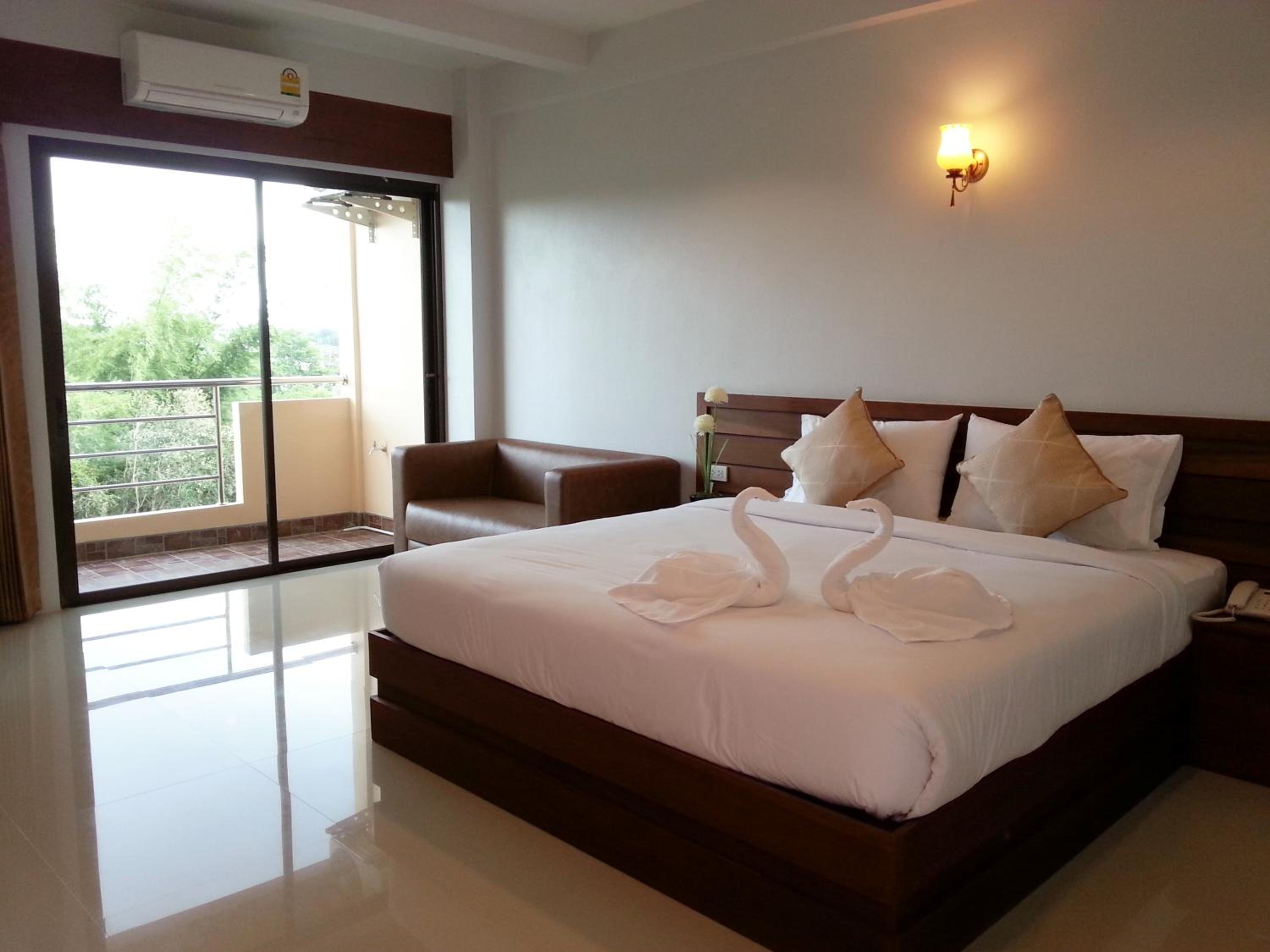 Deluxe Double Room with Balcony - Photo 7