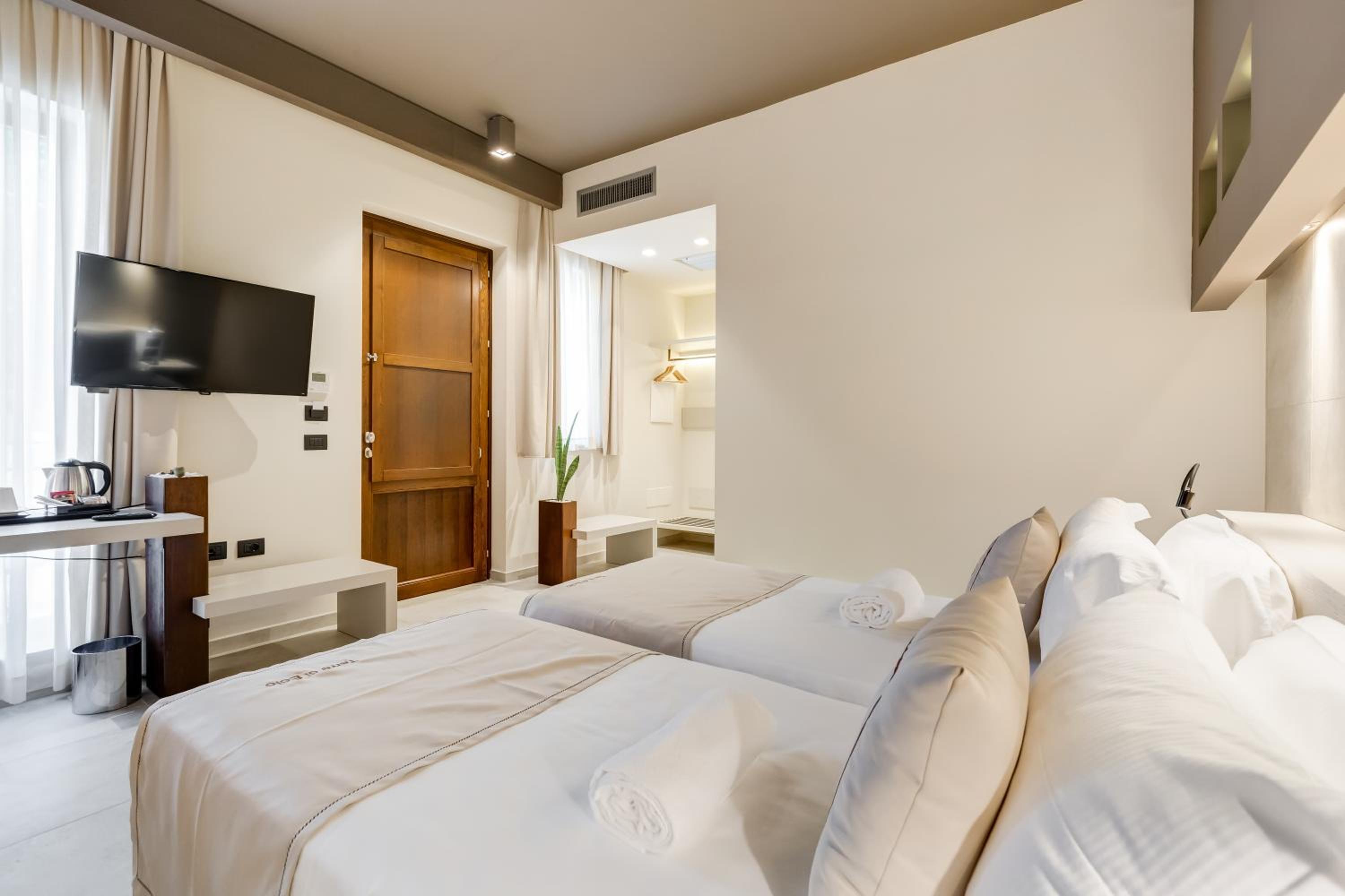 Comfort Queen Room - Photo 11