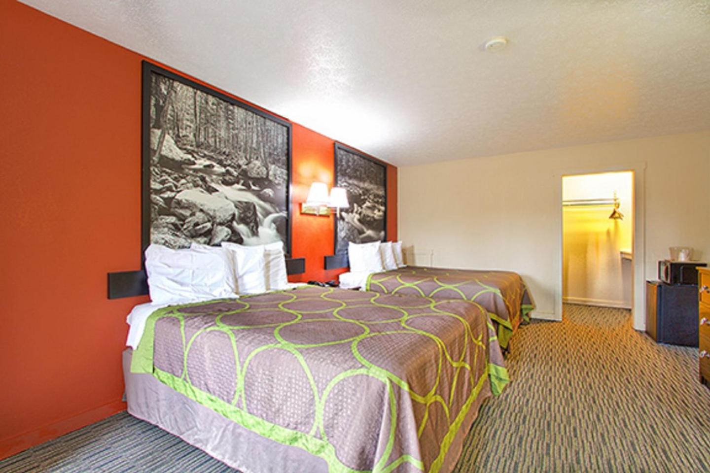 Queen Room with Two Queen Beds - Smoking - Photo 3