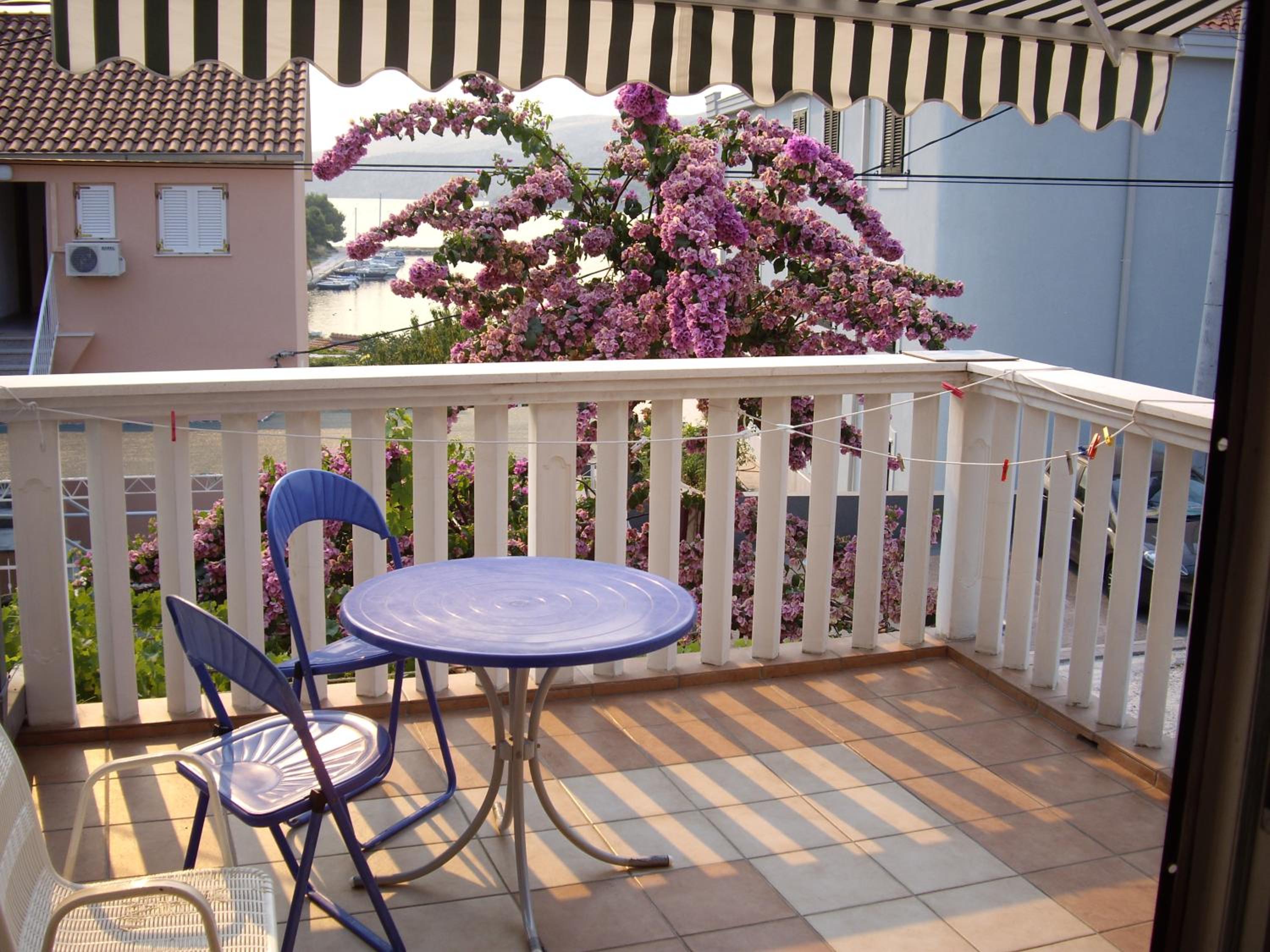 Apartment with Balcony photo 3
