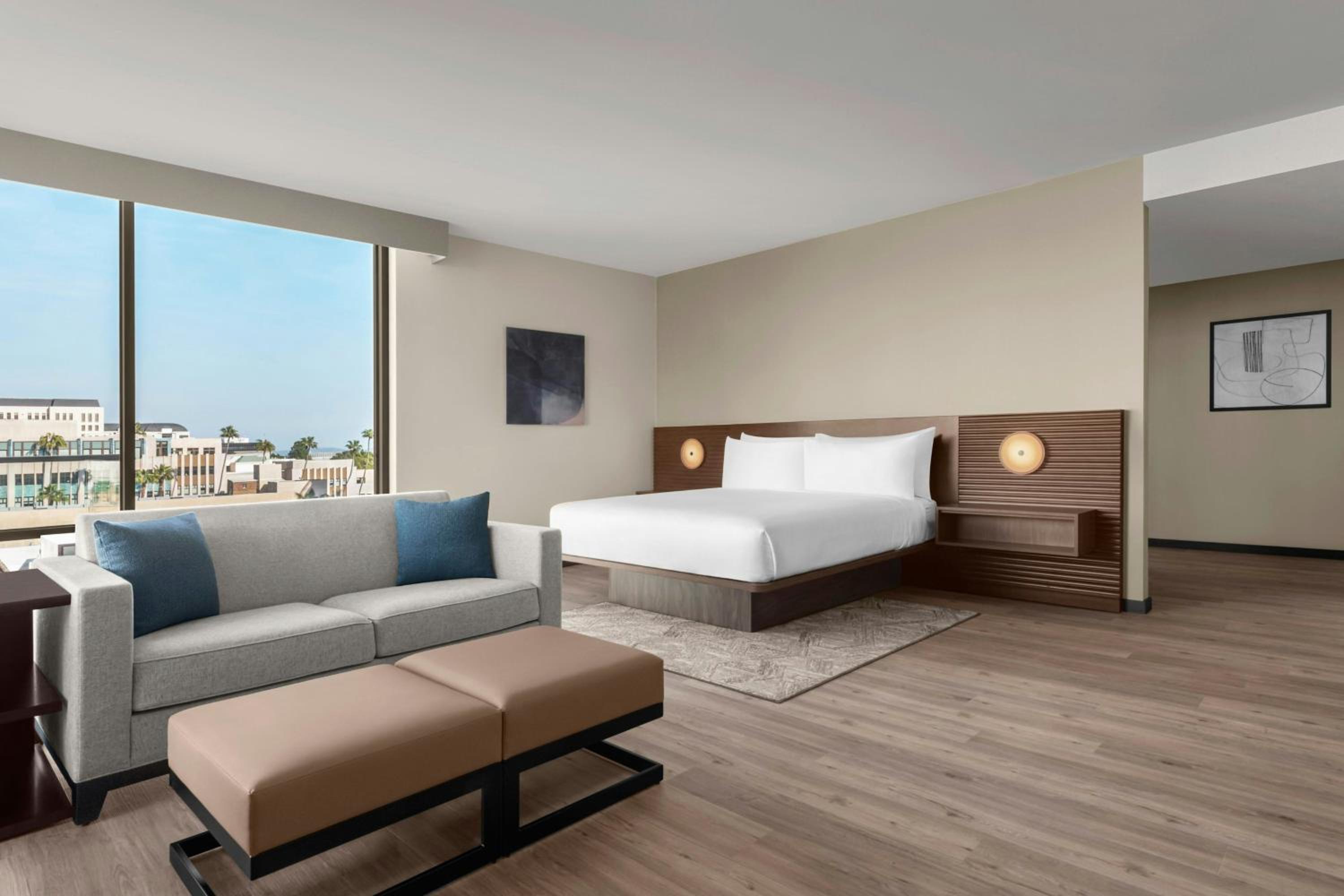 Studio with King Bed, Premium View and Balcony - Hearing Accessible