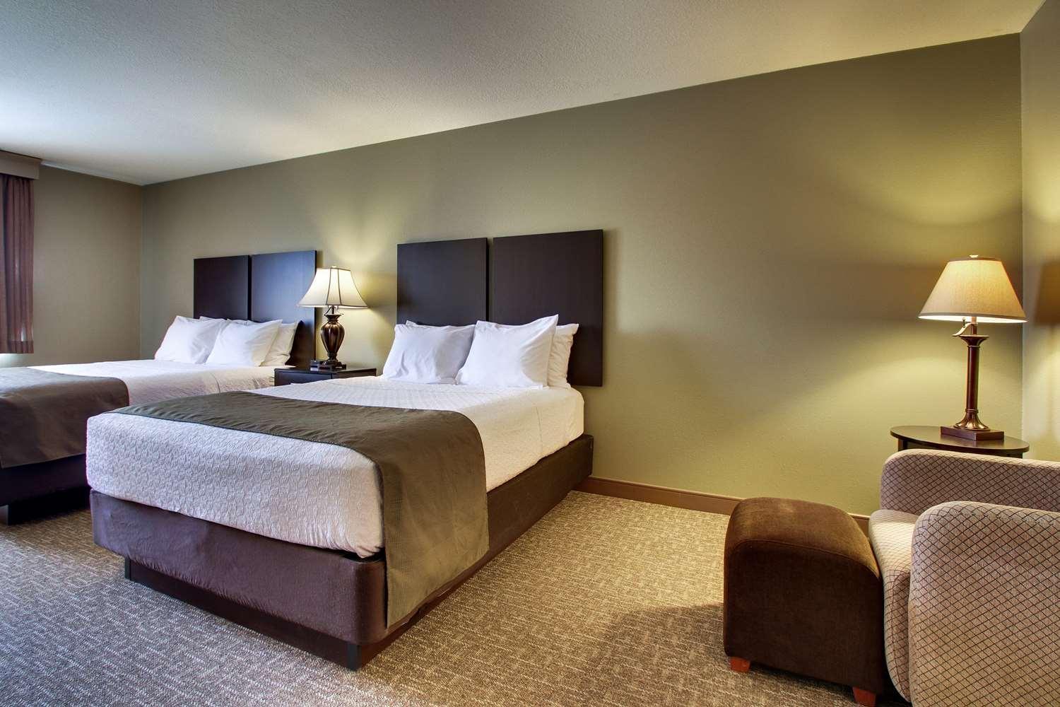 Queen Room with Two Queen Beds and Wet Bar photo 1