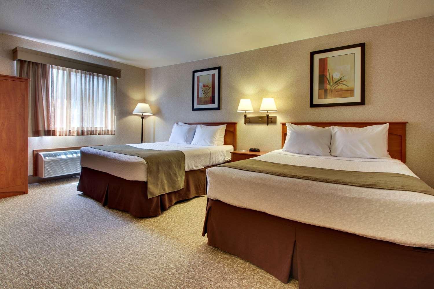 Suite with One King Bed and Two Queen Beds photo 1