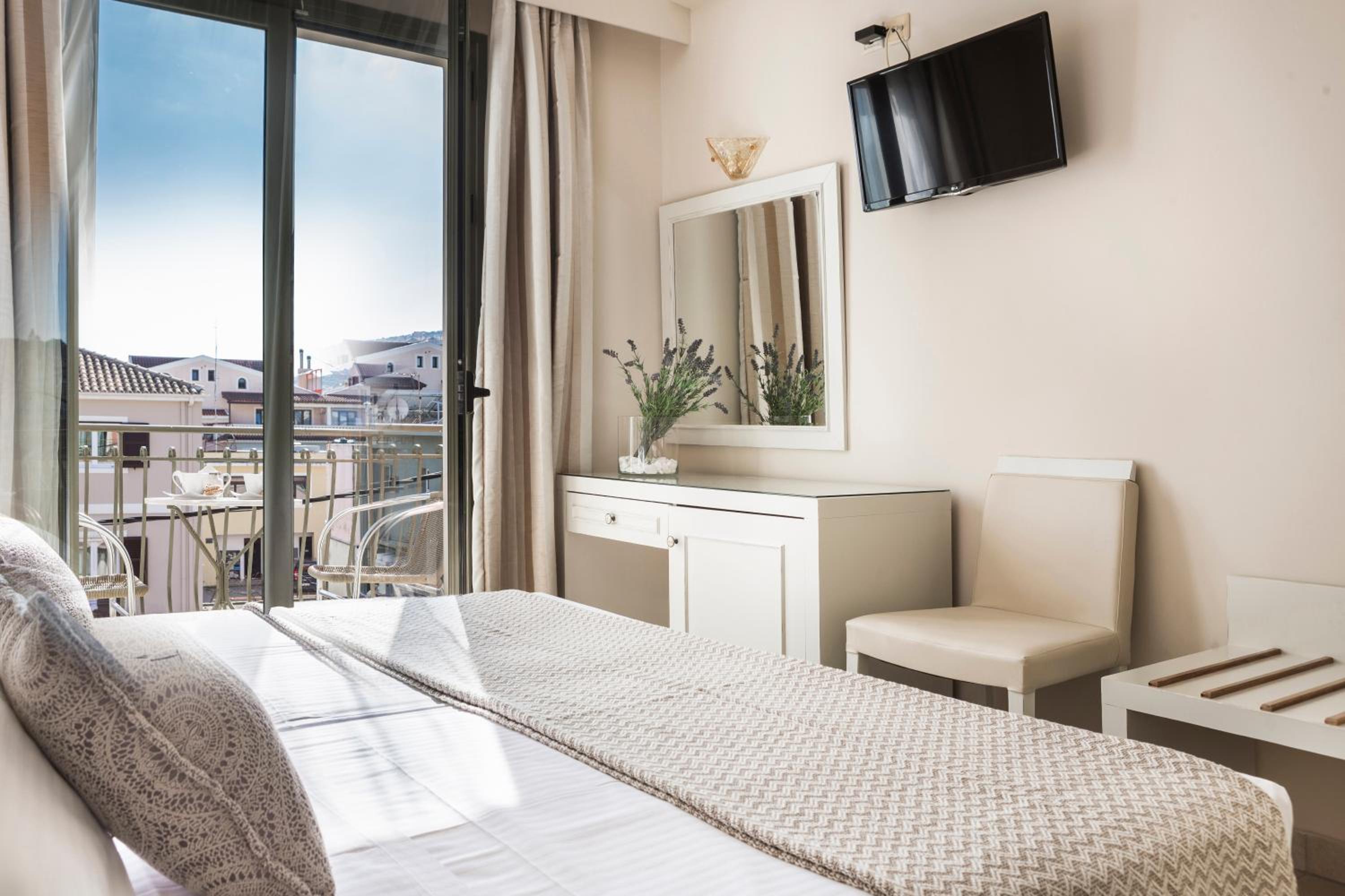 Twin or Double Room with Balcony and Side Sea View photo 3