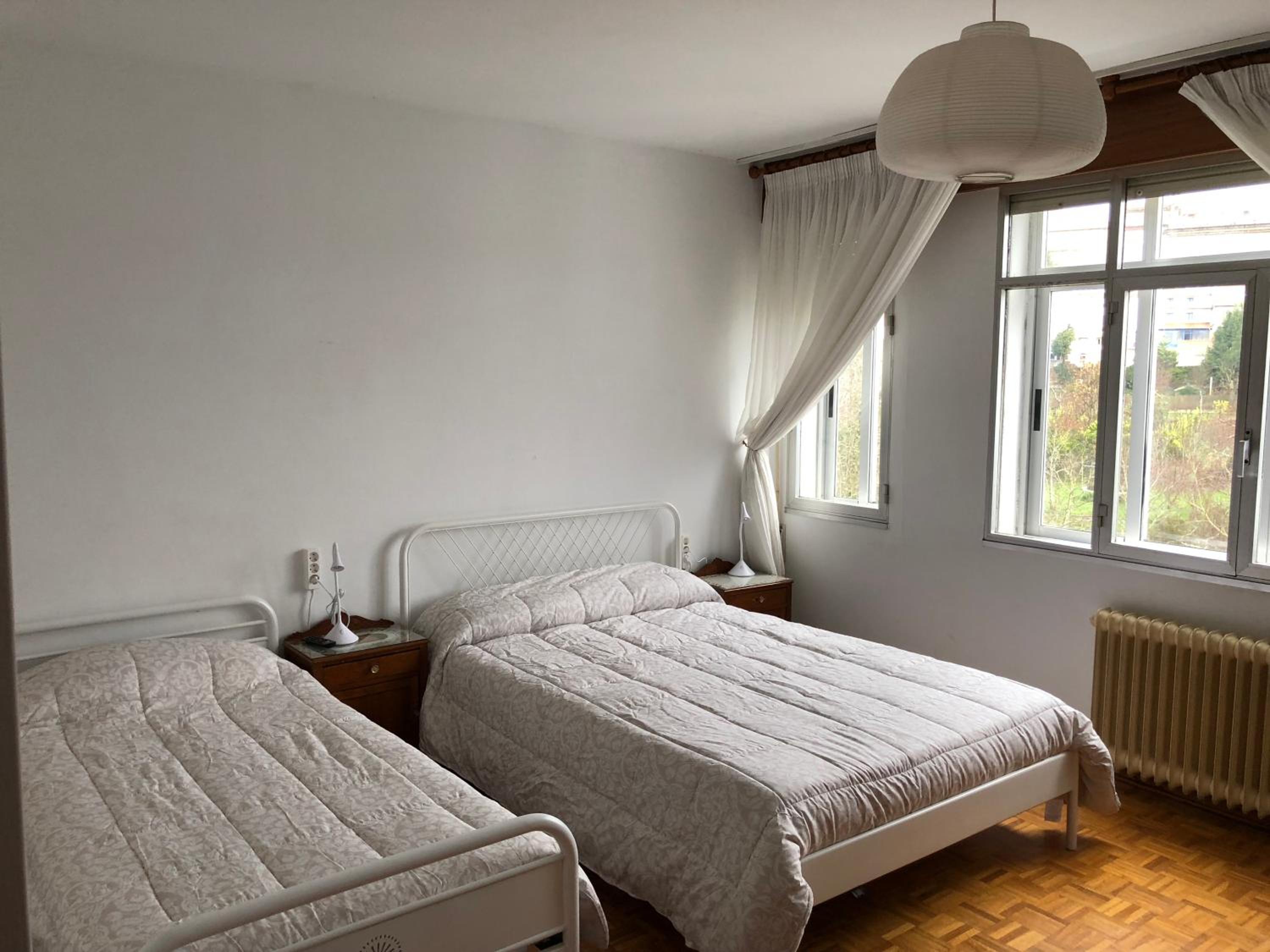 Habitación Doble Deluxe con cama extra y baño compartido
