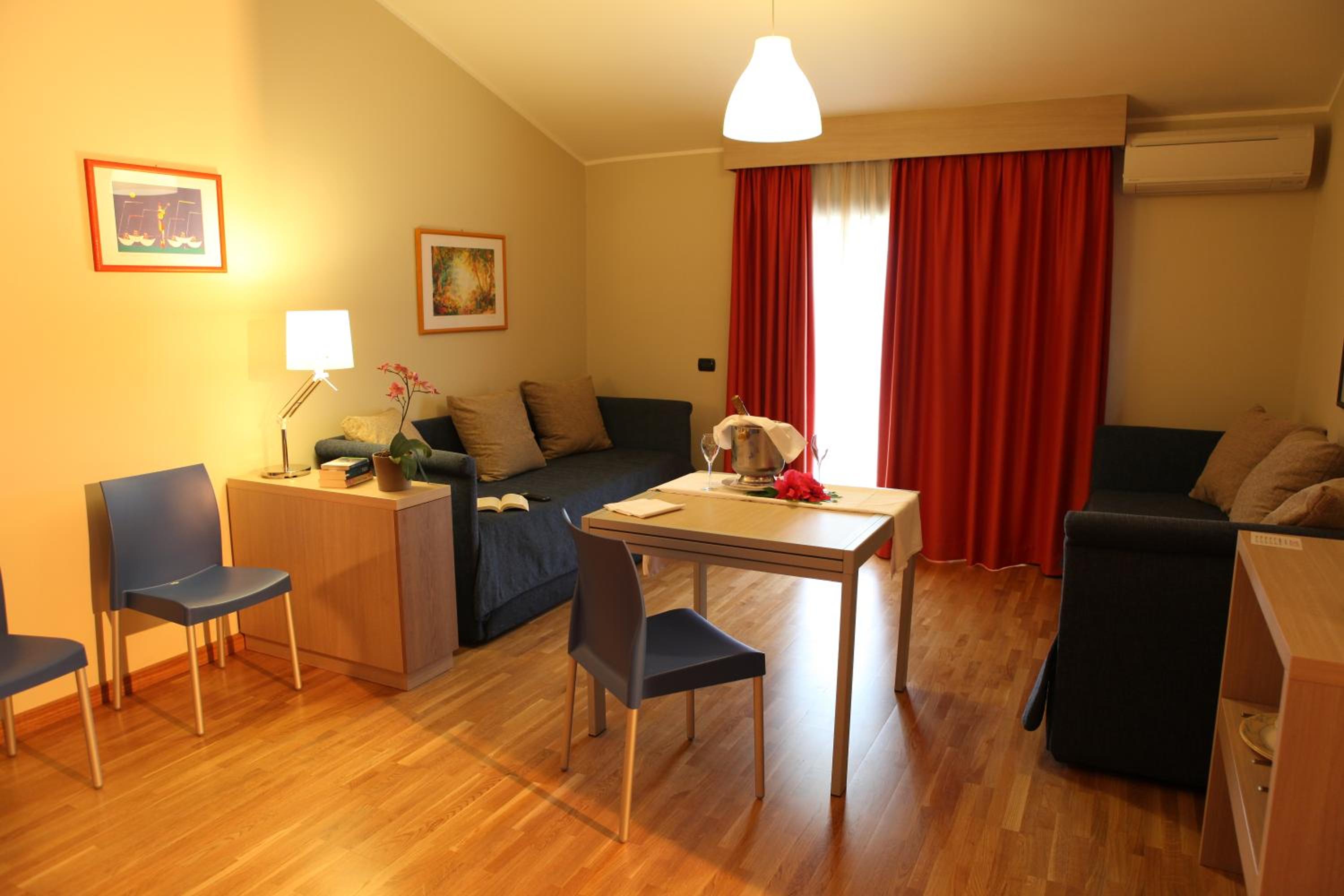 Suite - Photo 1