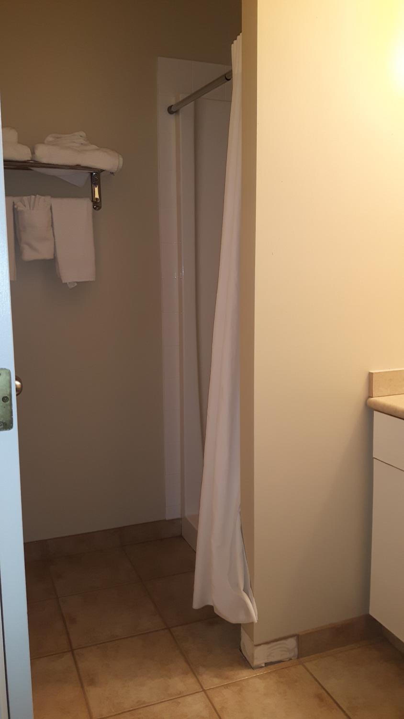 Queen Room with Three Queen Beds - Basement/Non-Smoking - Photo 2