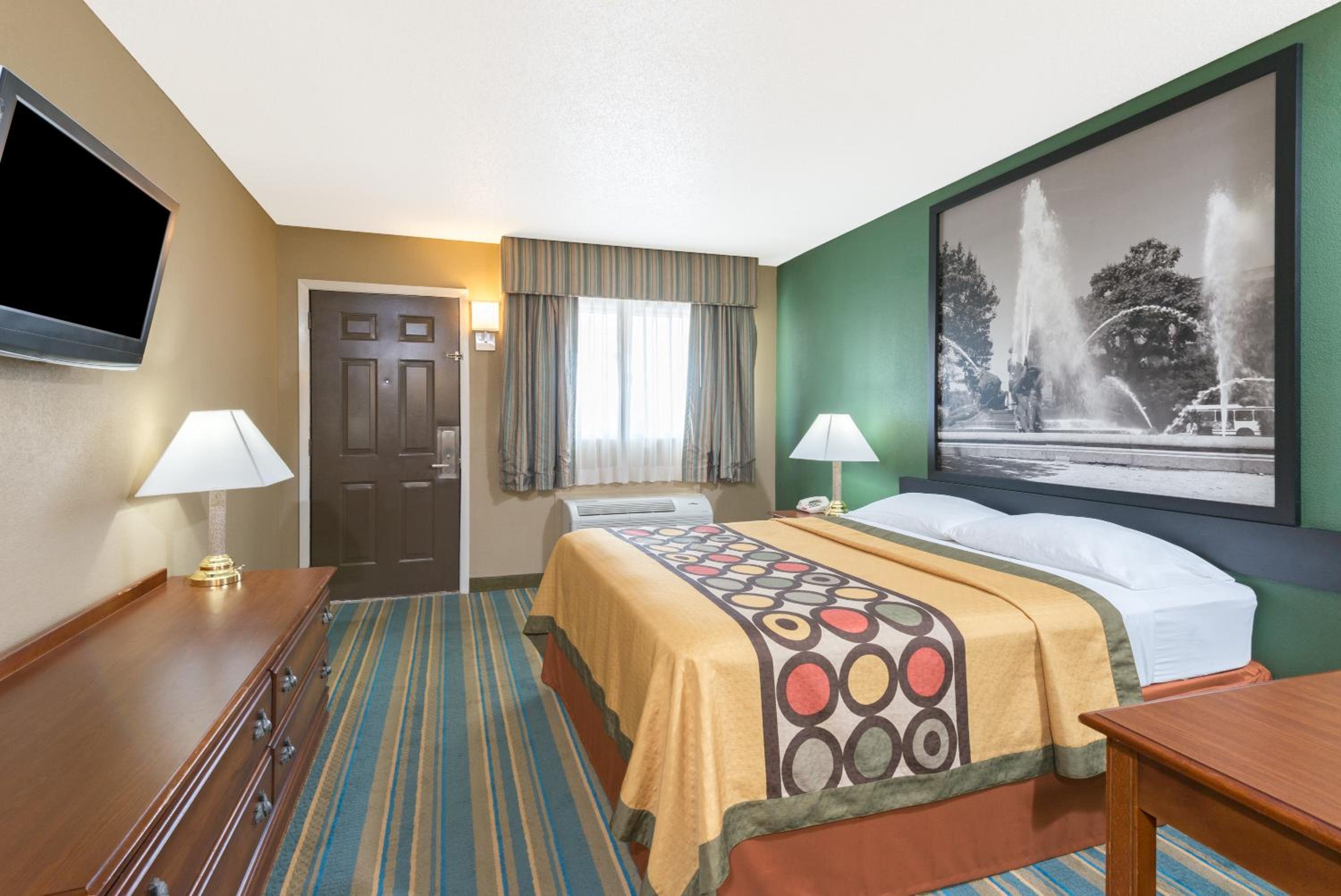 Queen Room - Non-Smoking - Photo 1
