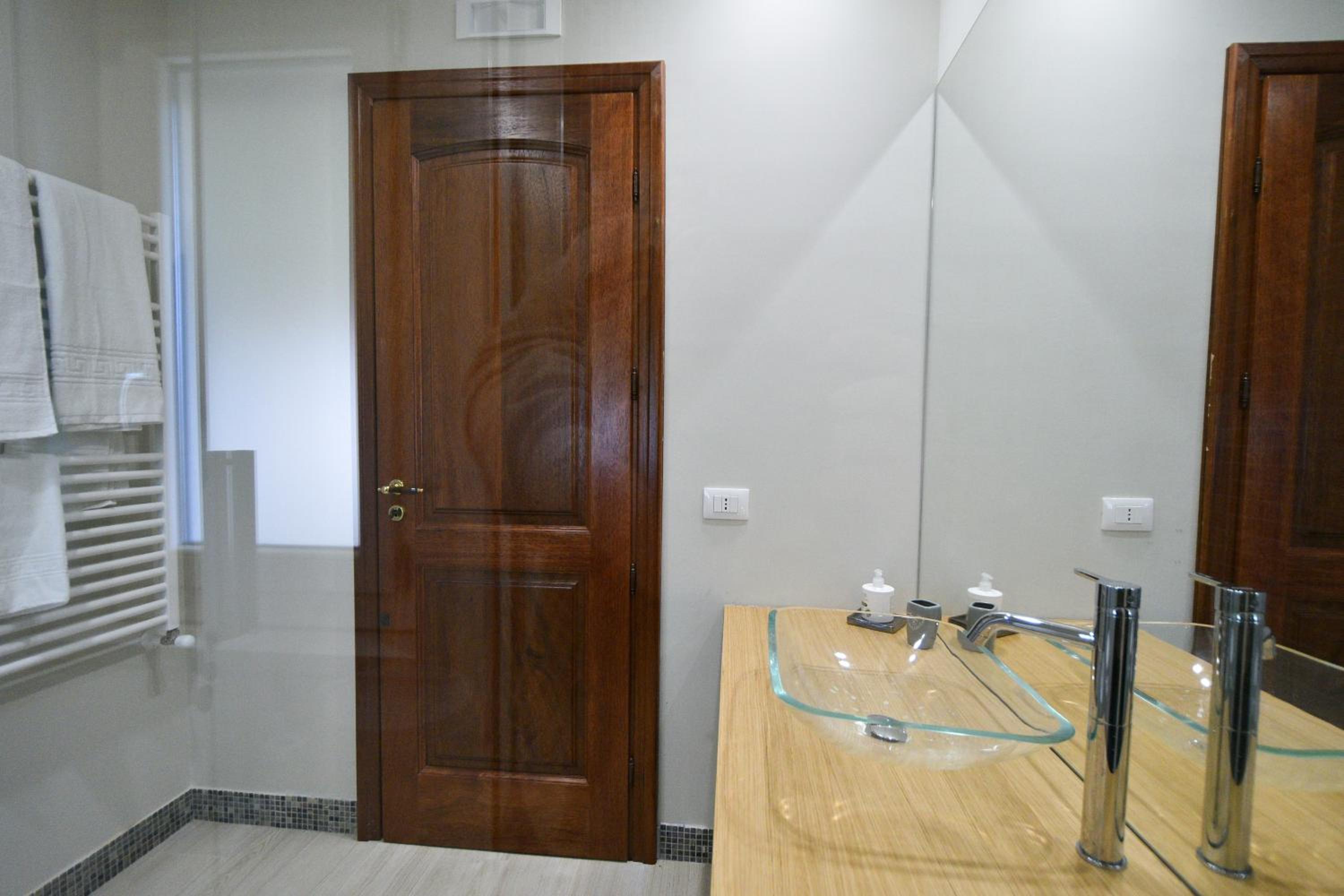King Room with Balcony - Photo 14