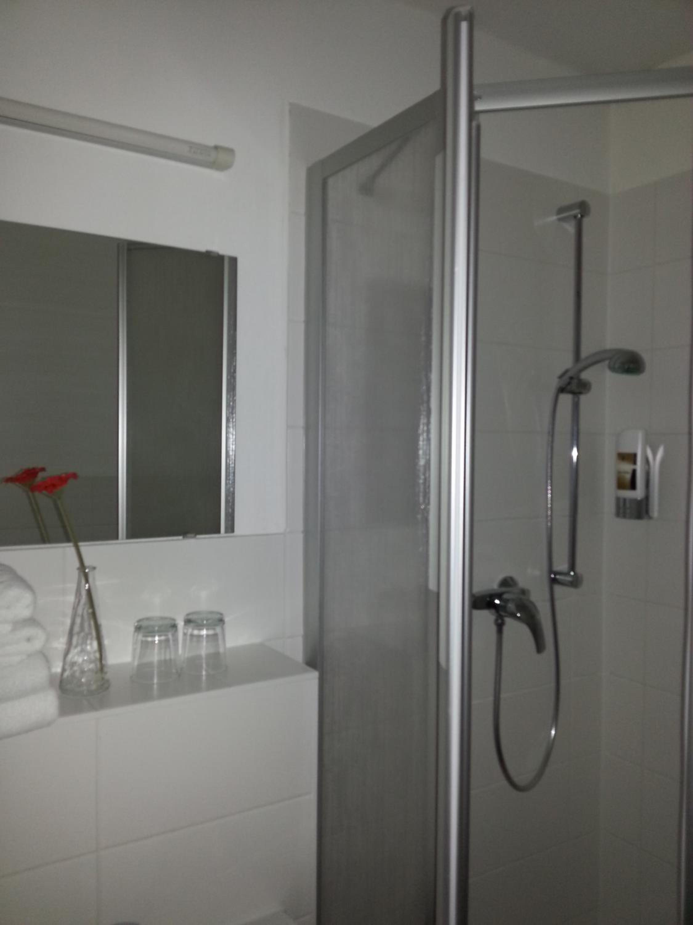Double Room with Private Bathroom - Photo 17