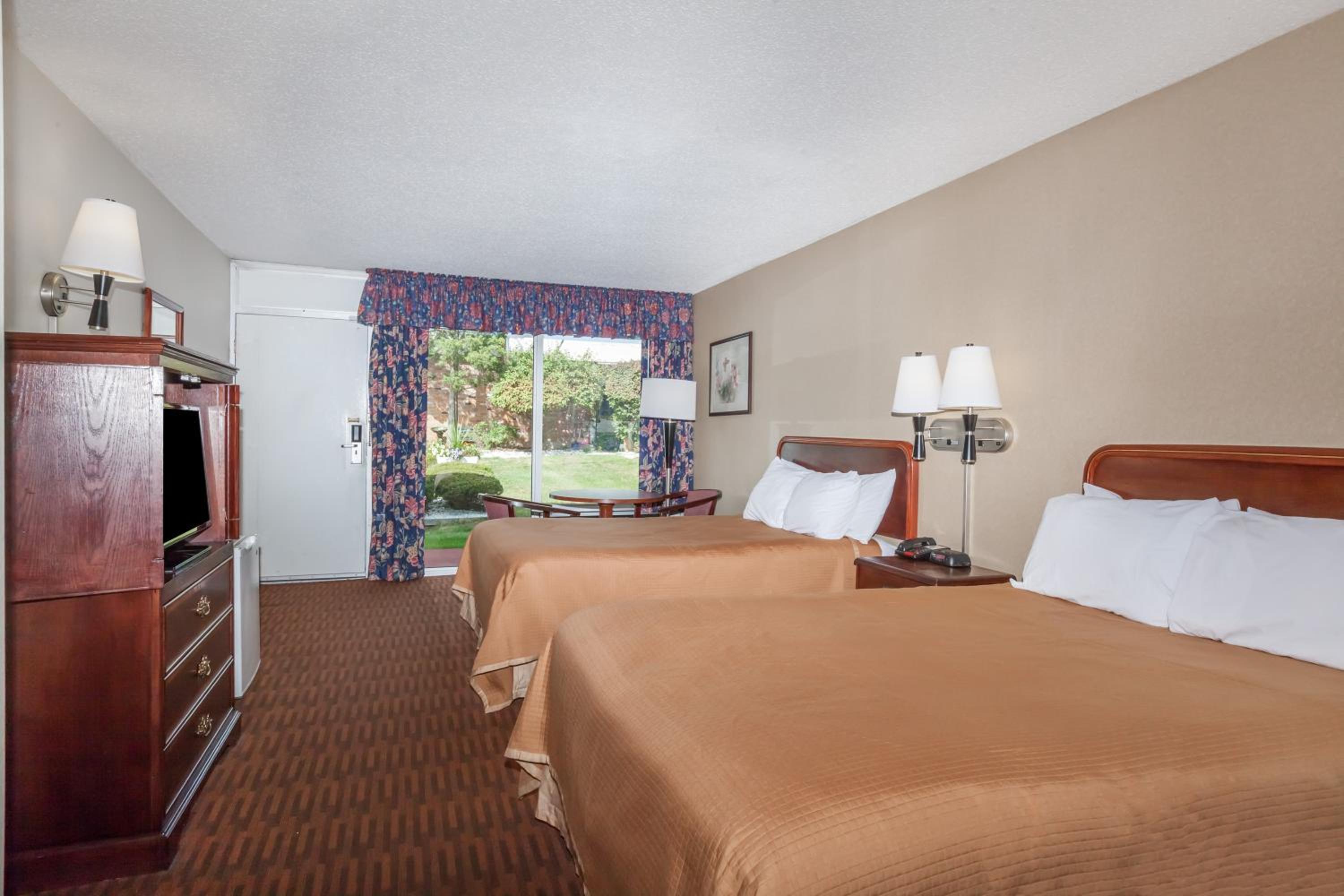Standard Room with Two Double Beds - Smoking - Photo 5