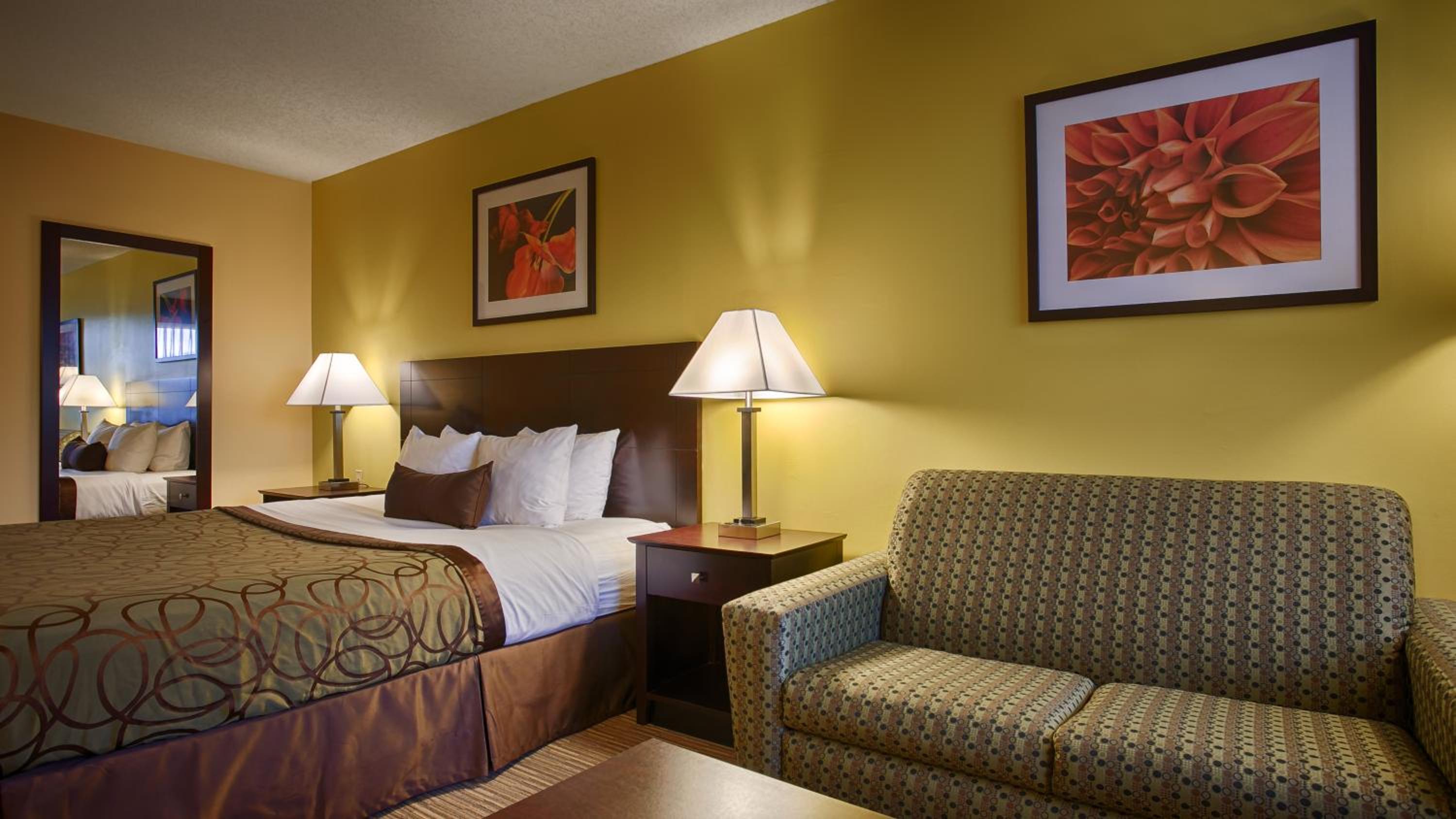 King Room - Non-Smoking - Photo 5
