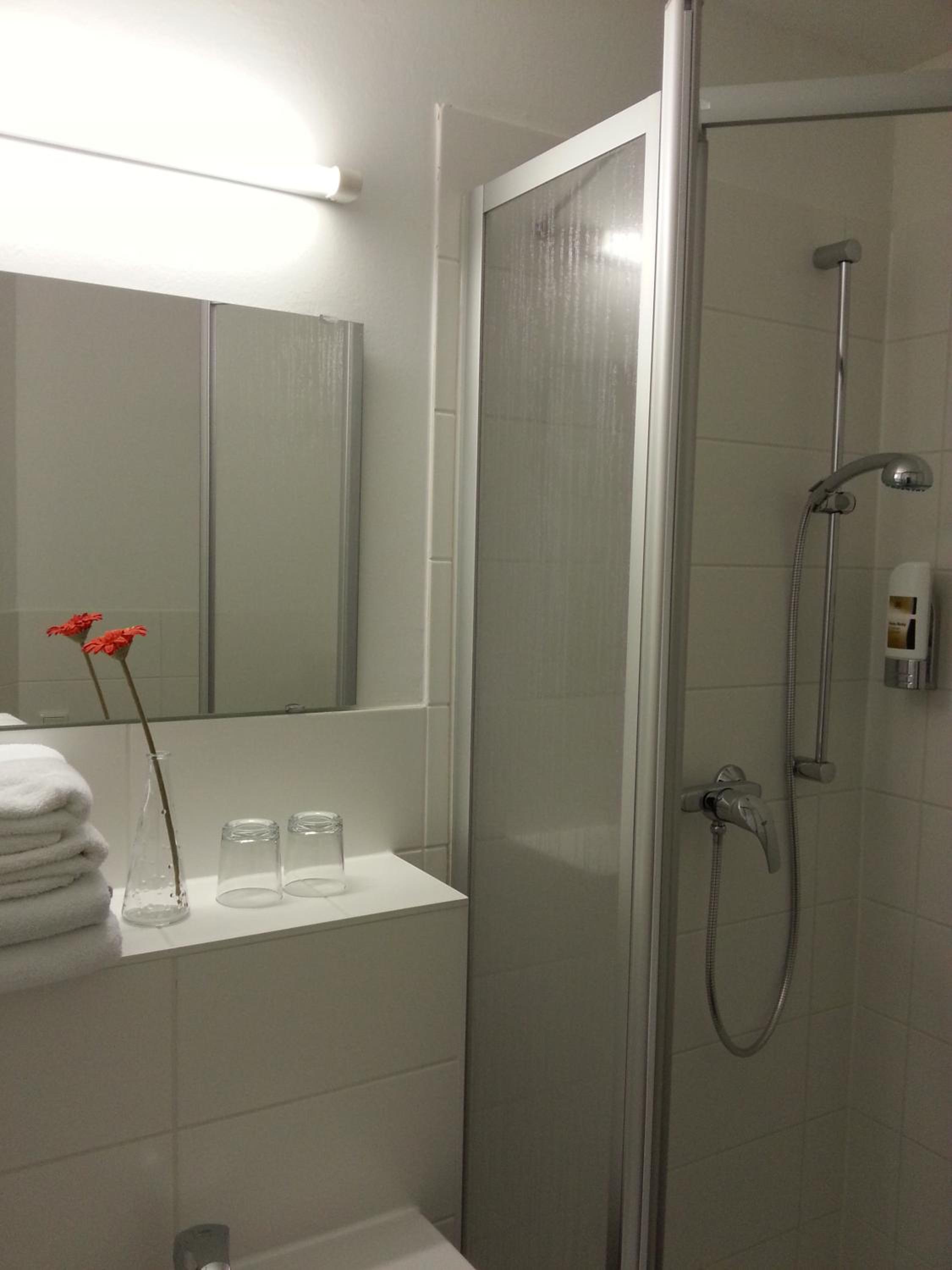 Double Room with Private Bathroom - Photo 15