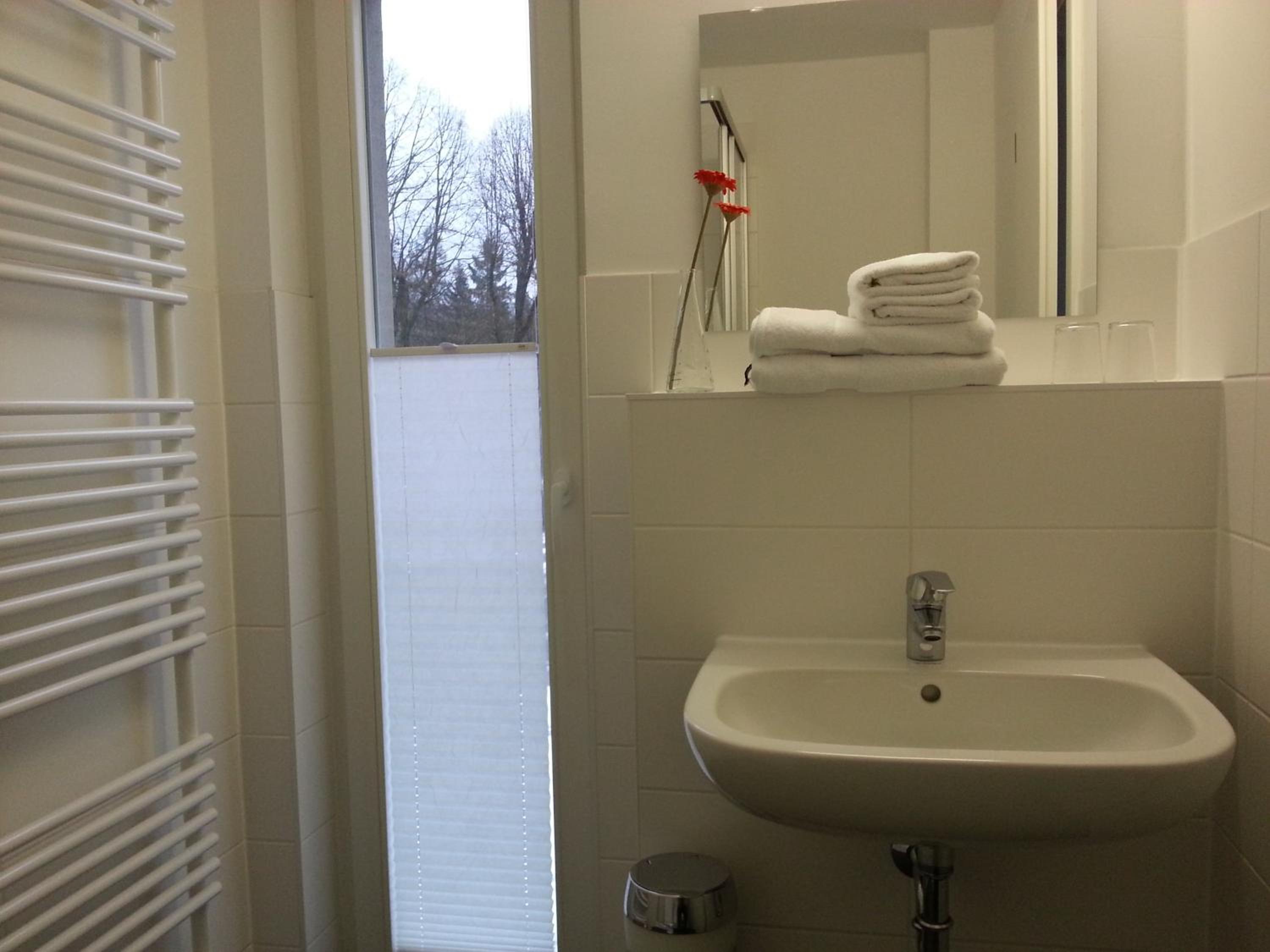 Double Room with Private Bathroom - Photo 9