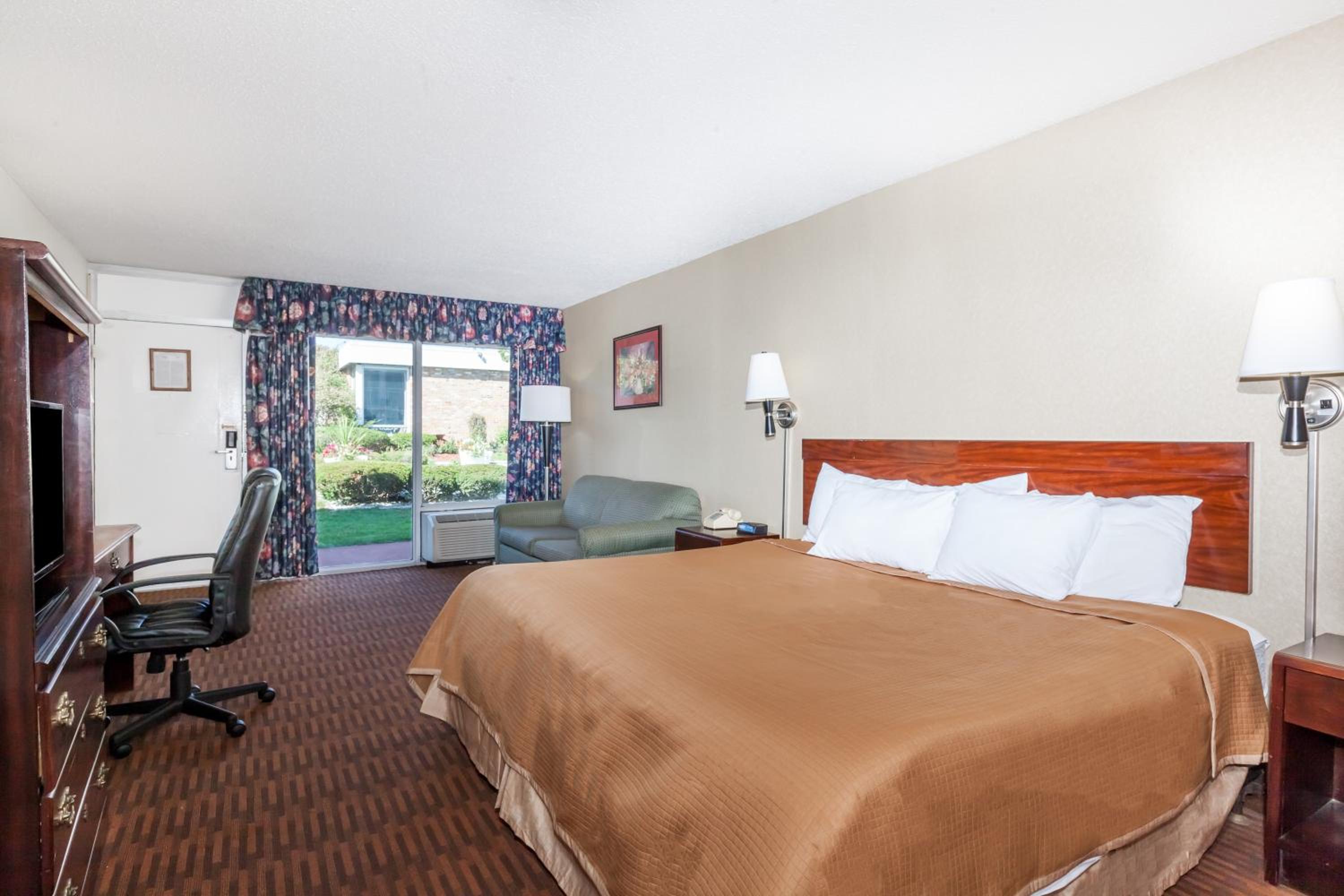 Standard Room with One King Bed - Smoking - Photo 4