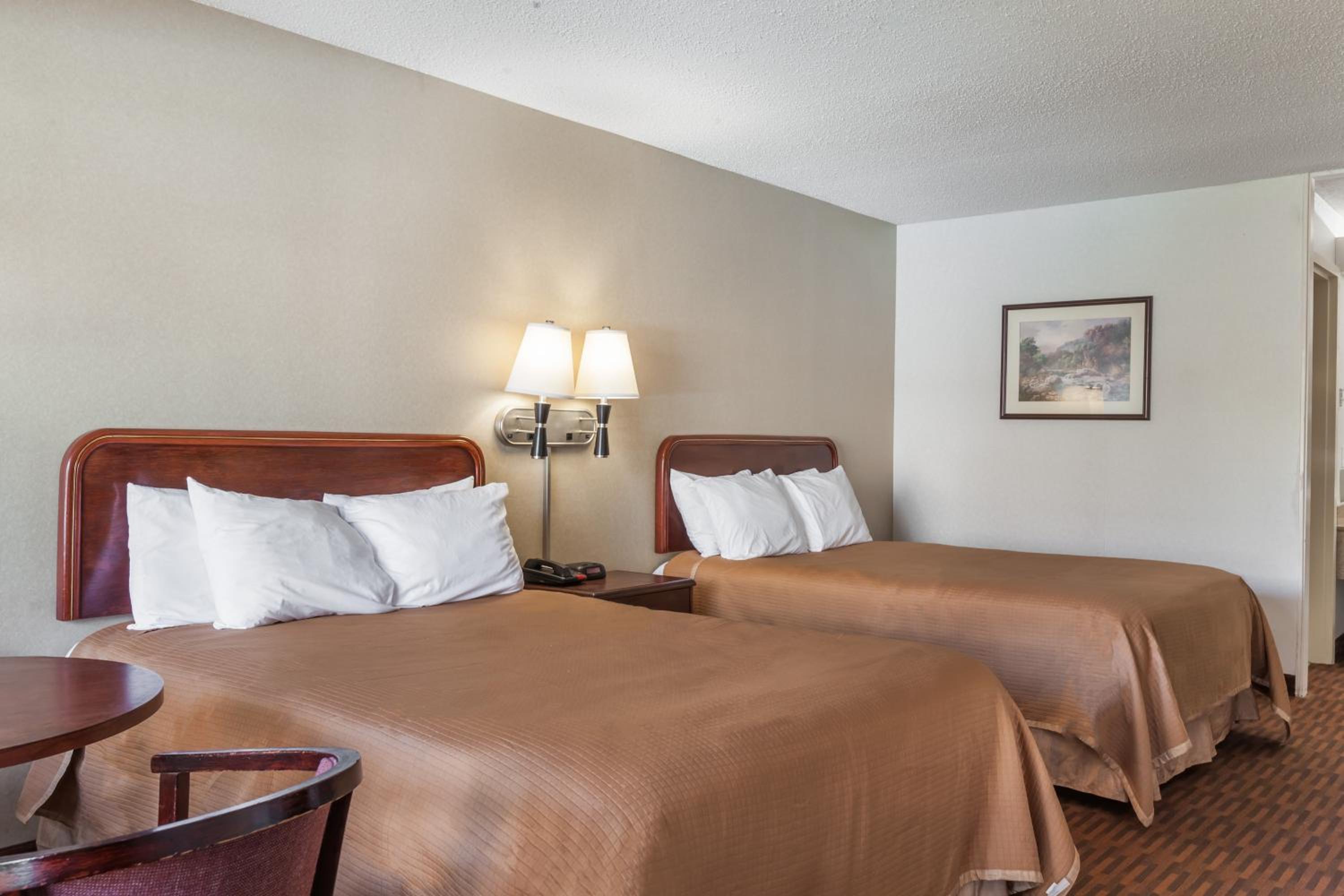 Standard Room with Two Double Beds - Smoking - Photo 1