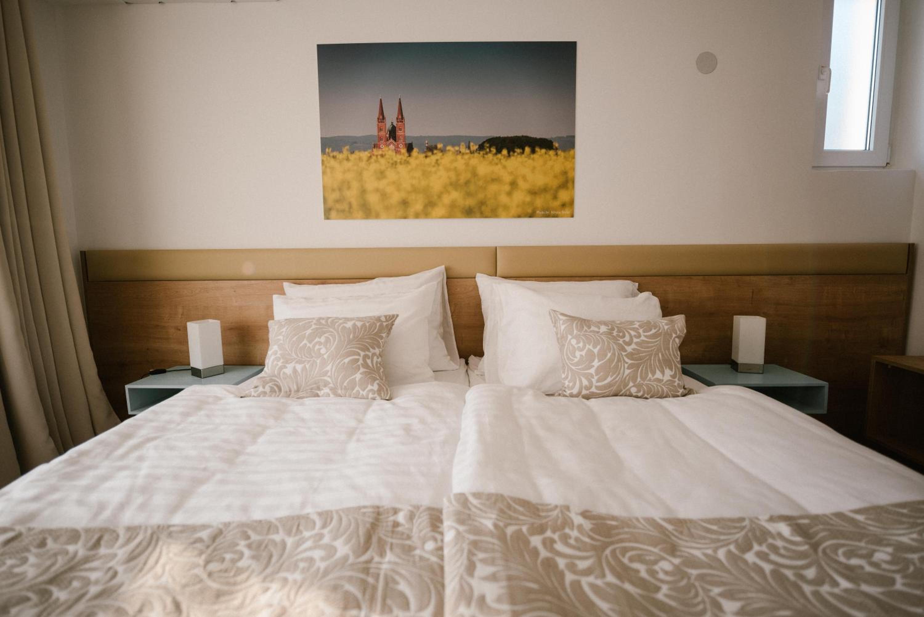 Deluxe Double Room with Balcony - Photo 7