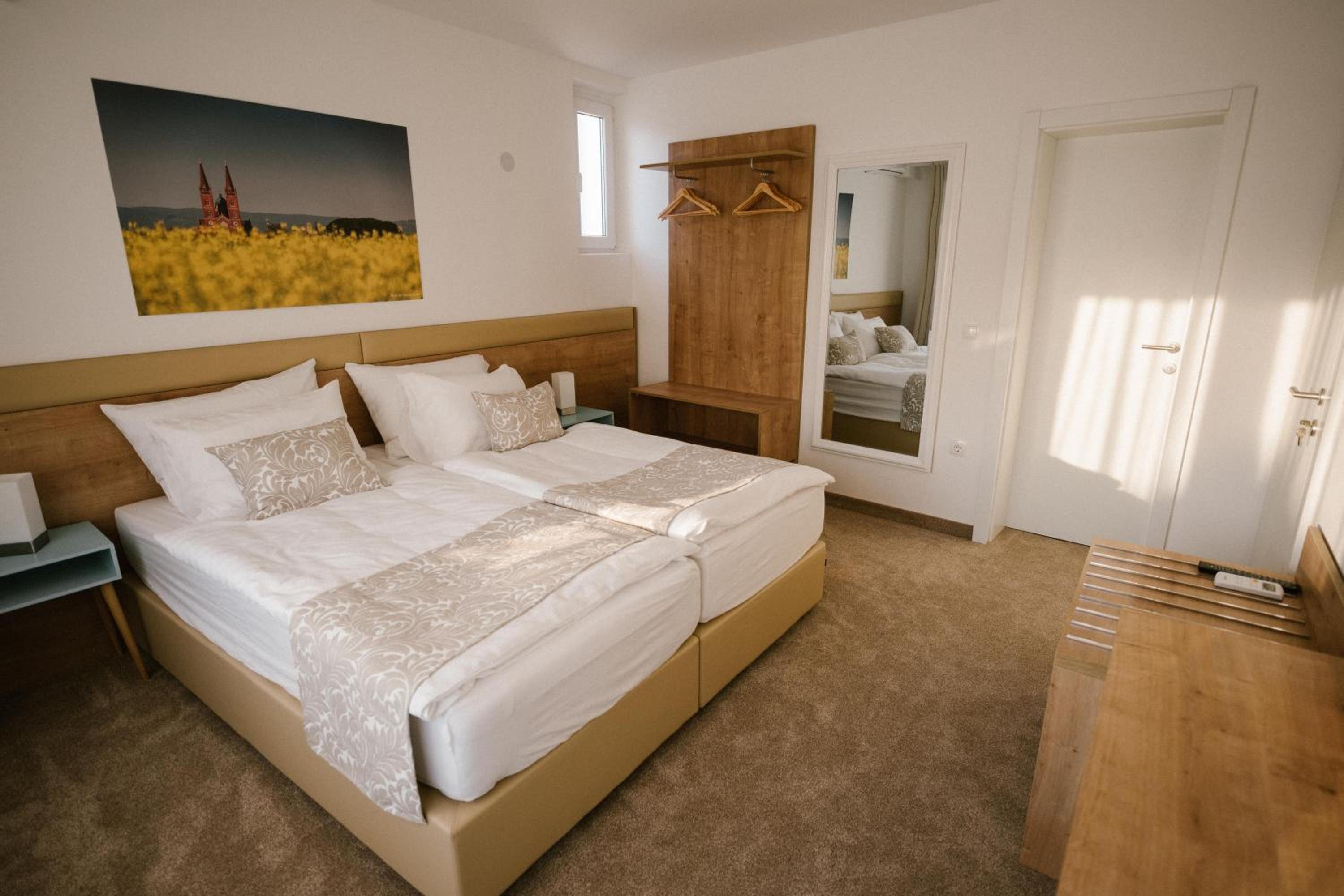 Deluxe Double Room with Balcony - Photo 6
