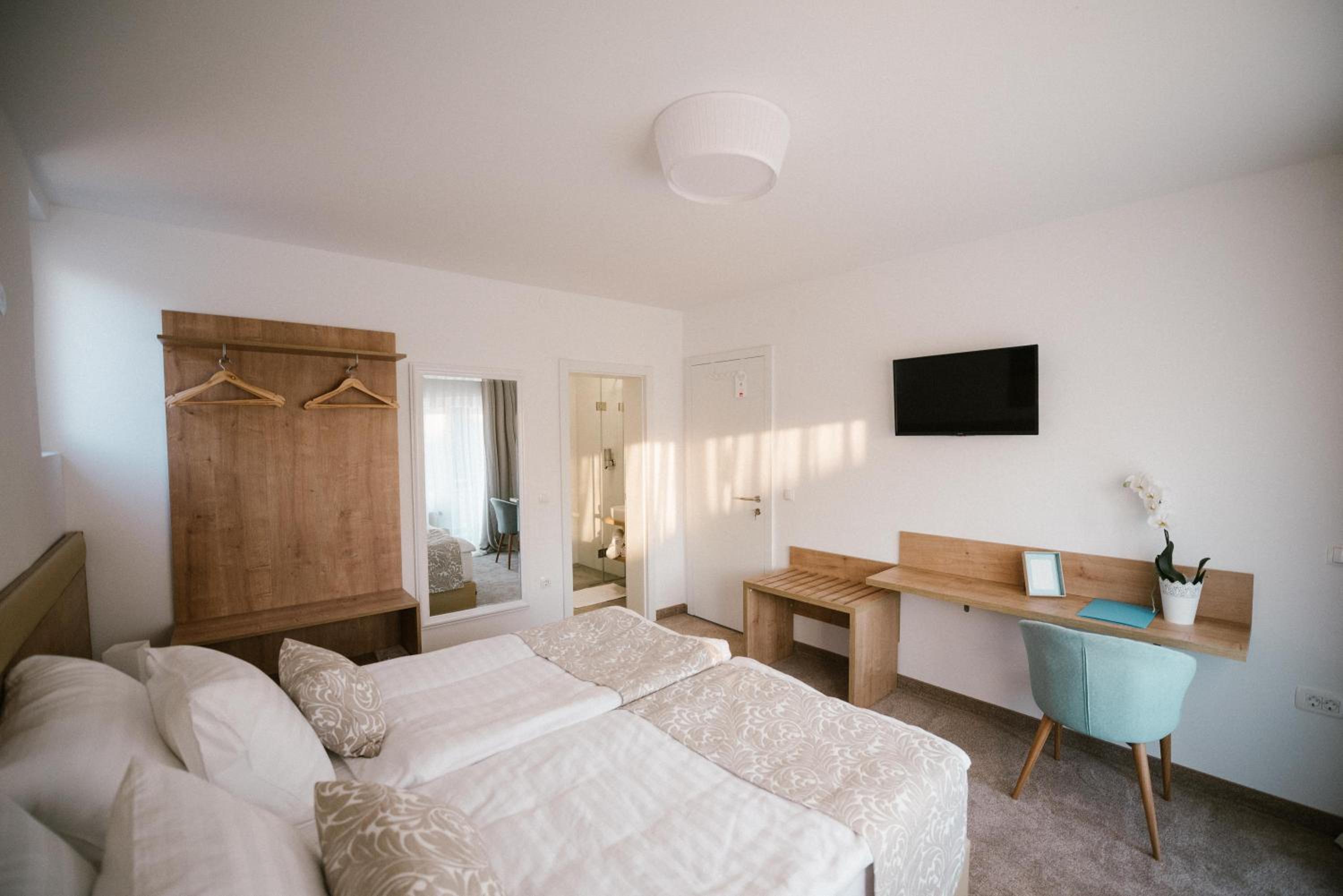 Deluxe Double Room with Balcony - Photo 5