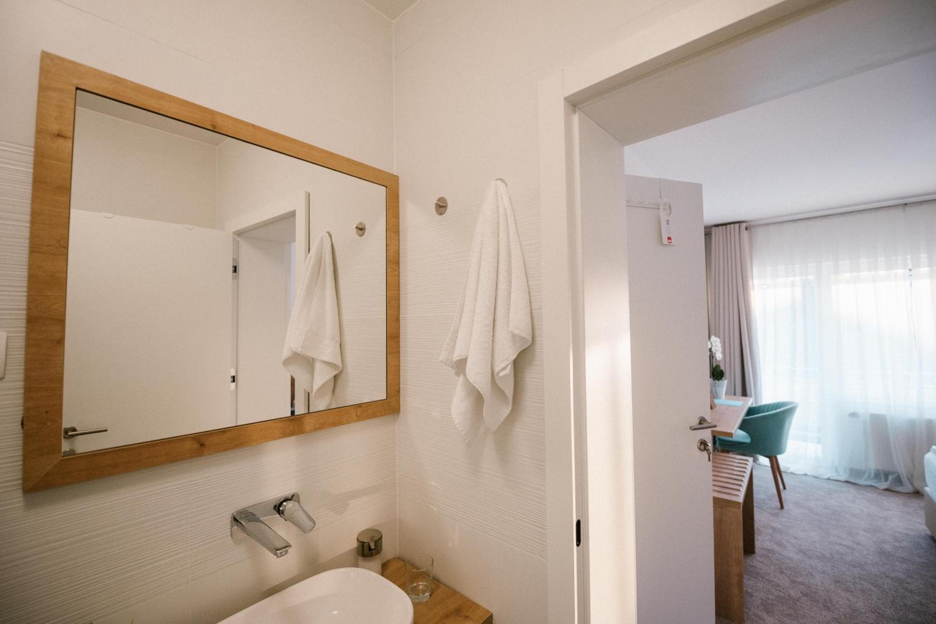 Deluxe Double Room with Balcony - Photo 4