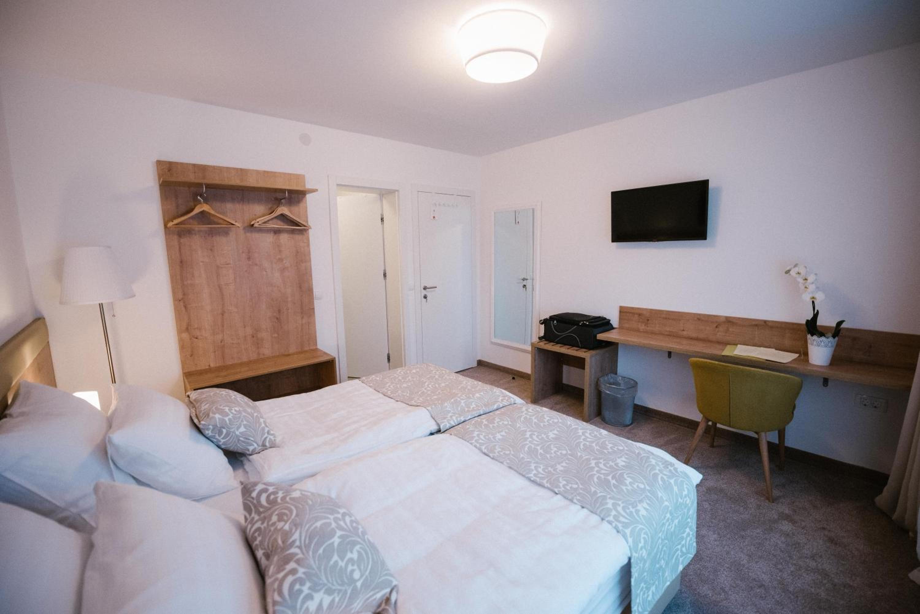 Deluxe Double or Twin Room - Photo 3