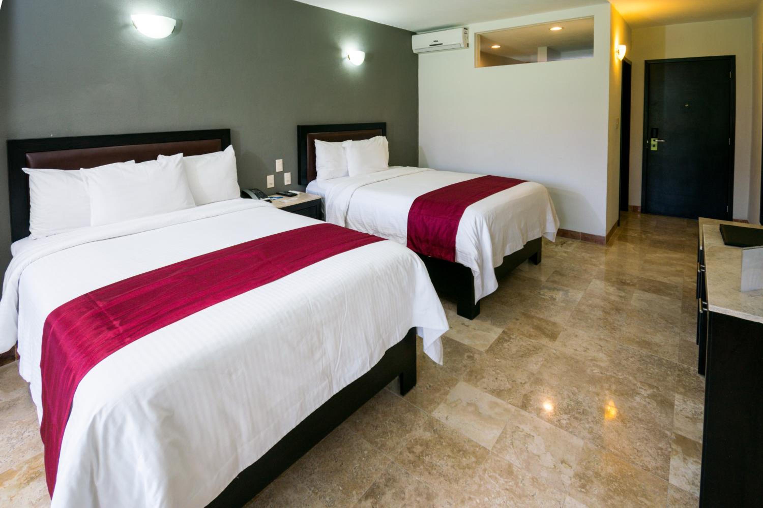 Double Room with Two Double Beds - Photo 1