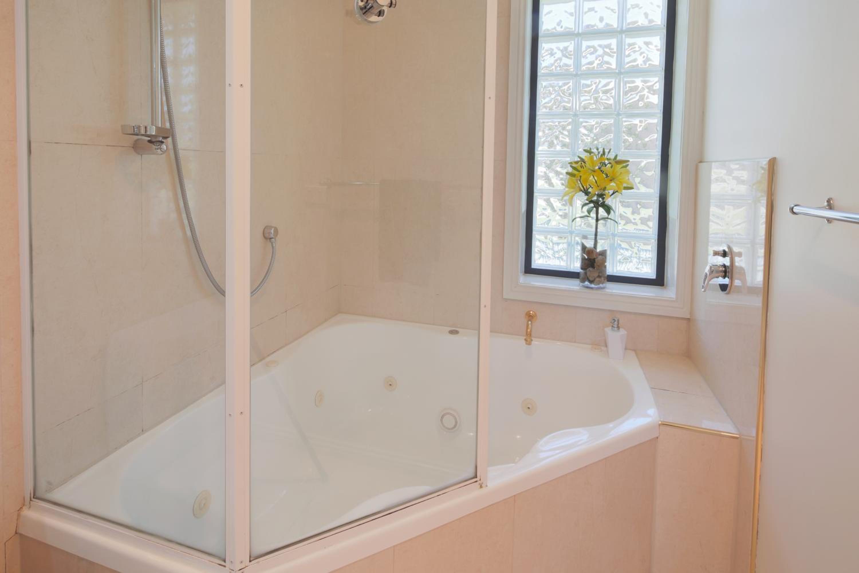 Two-Bedroom Apartment with Spa Bath - Photo 8