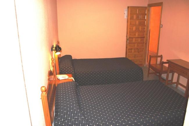 Twin Room - Photo 2