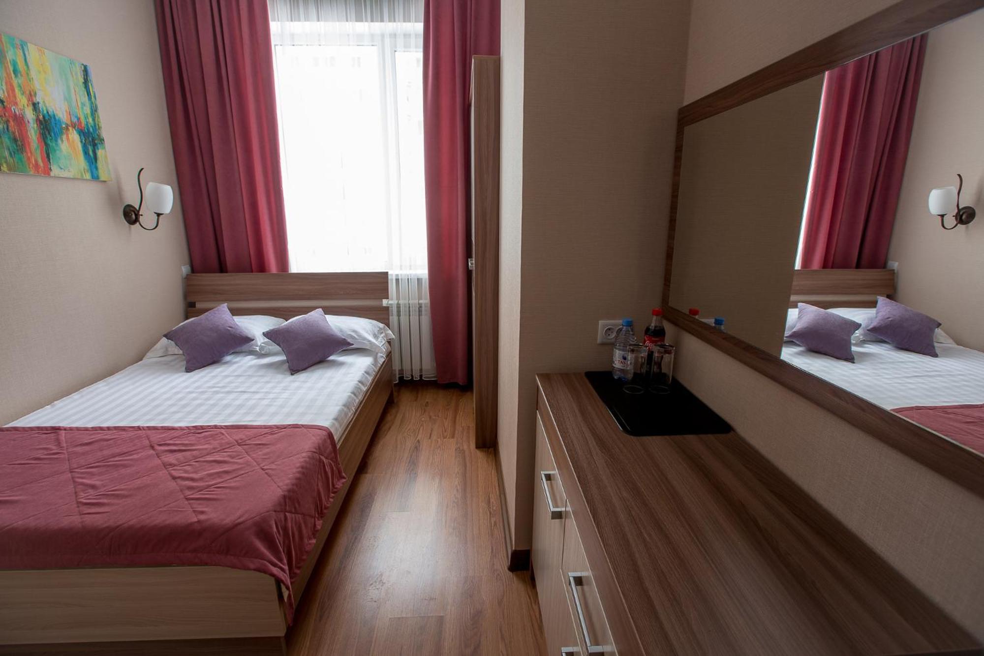Queen Room photo 2