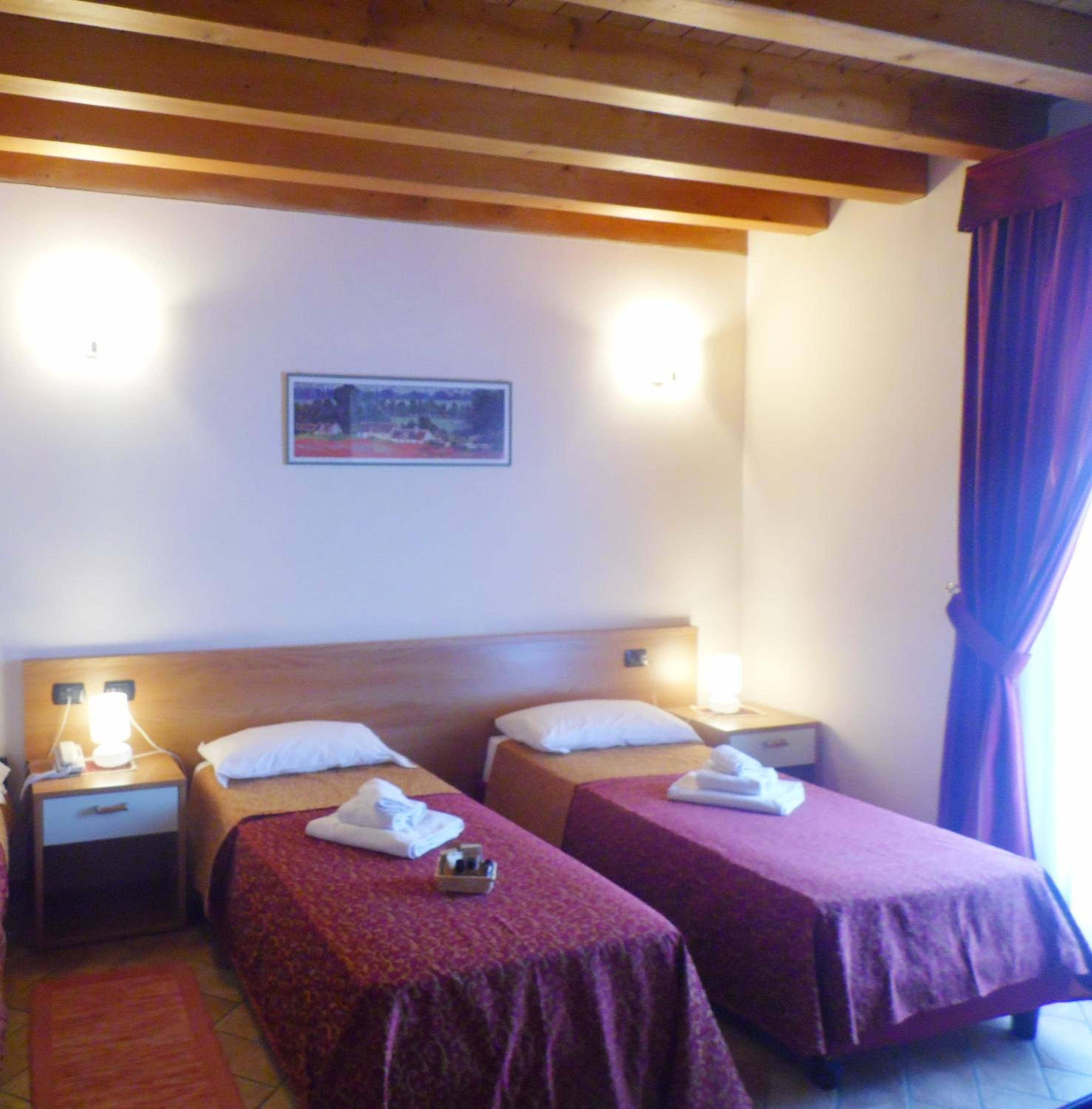 Double or Twin Room - Photo 4