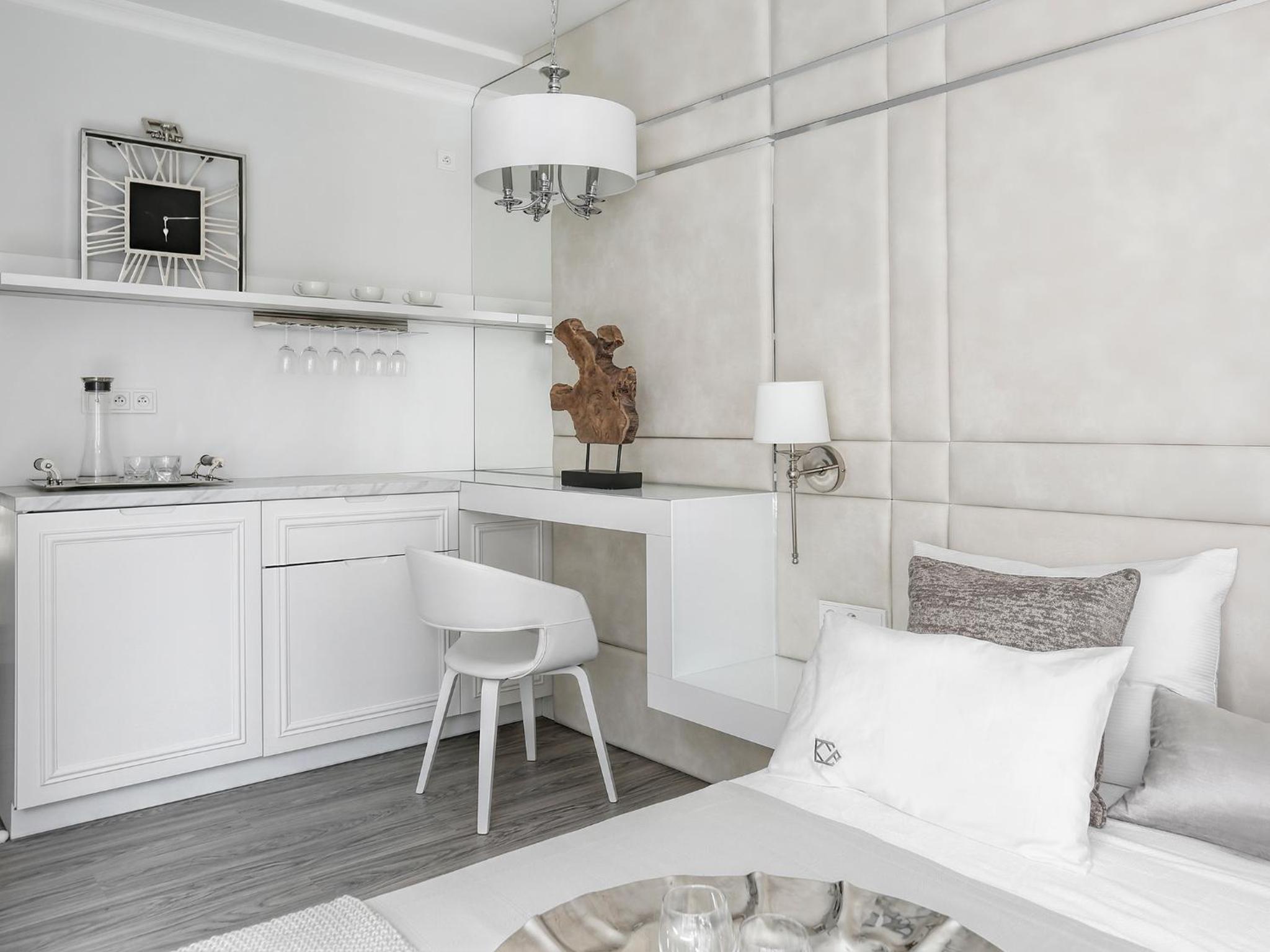 Double Room with Balcony - Photo 9