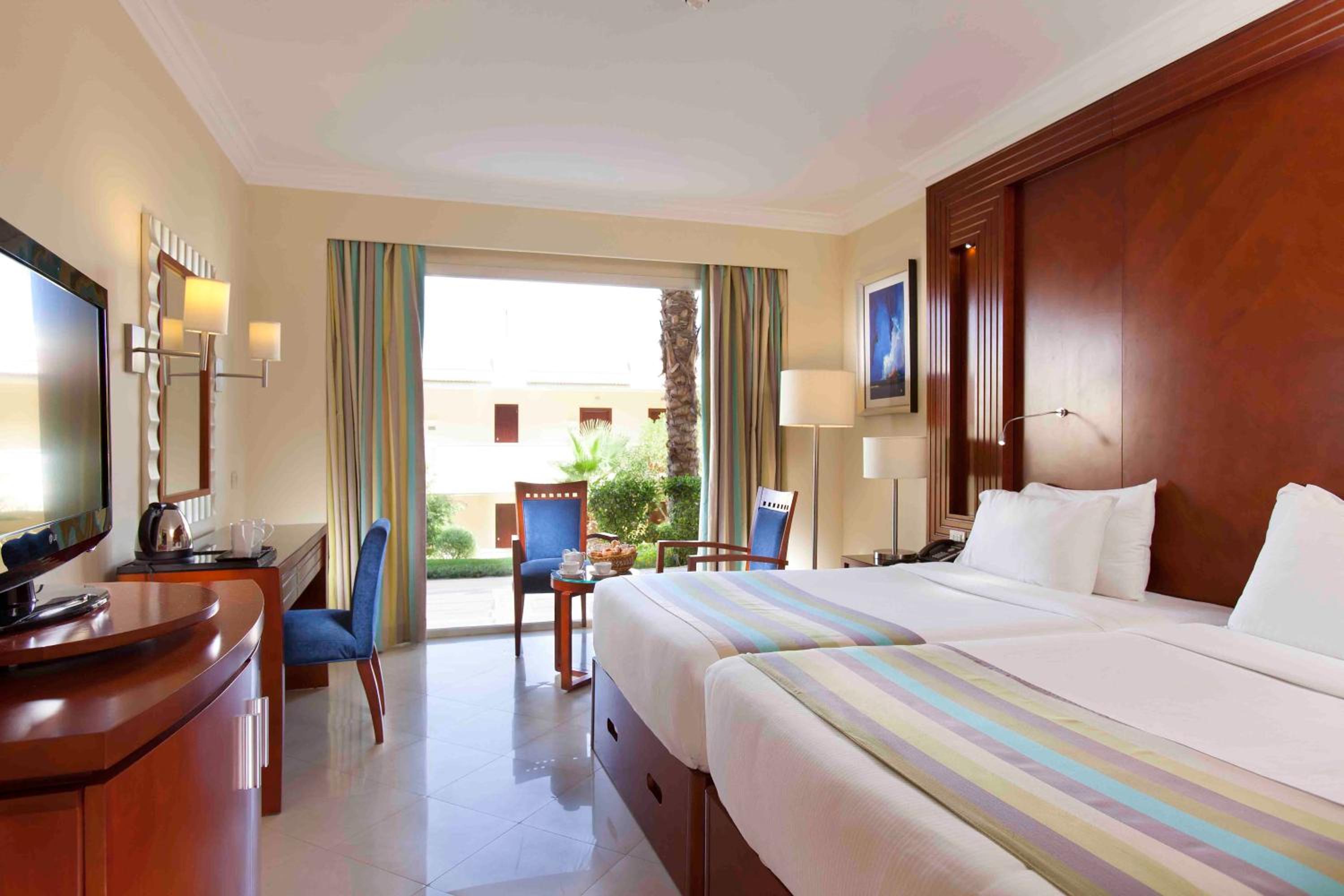 Pool view room - Photo 5