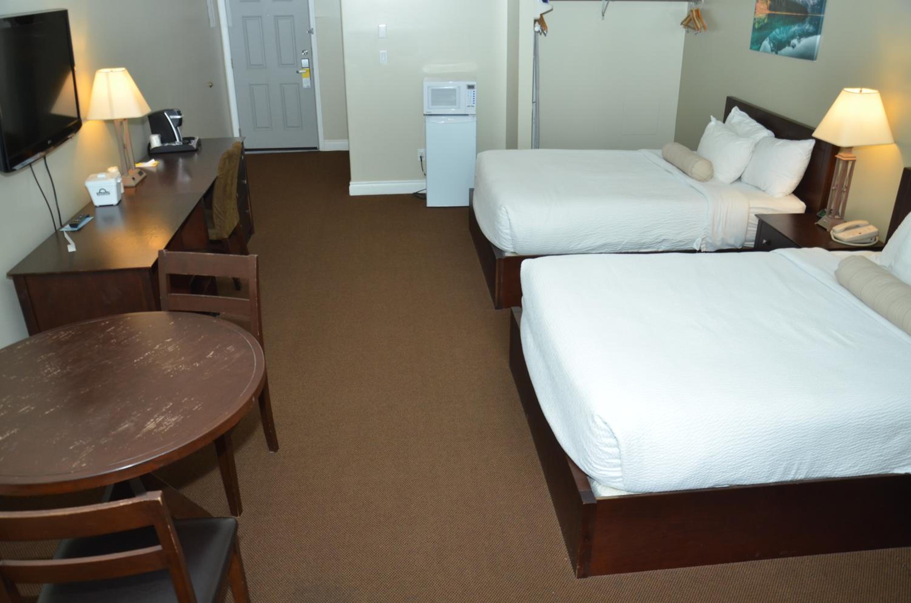Queen Studio Suite with Two Queen Beds - Non-Smoking - Photo 4