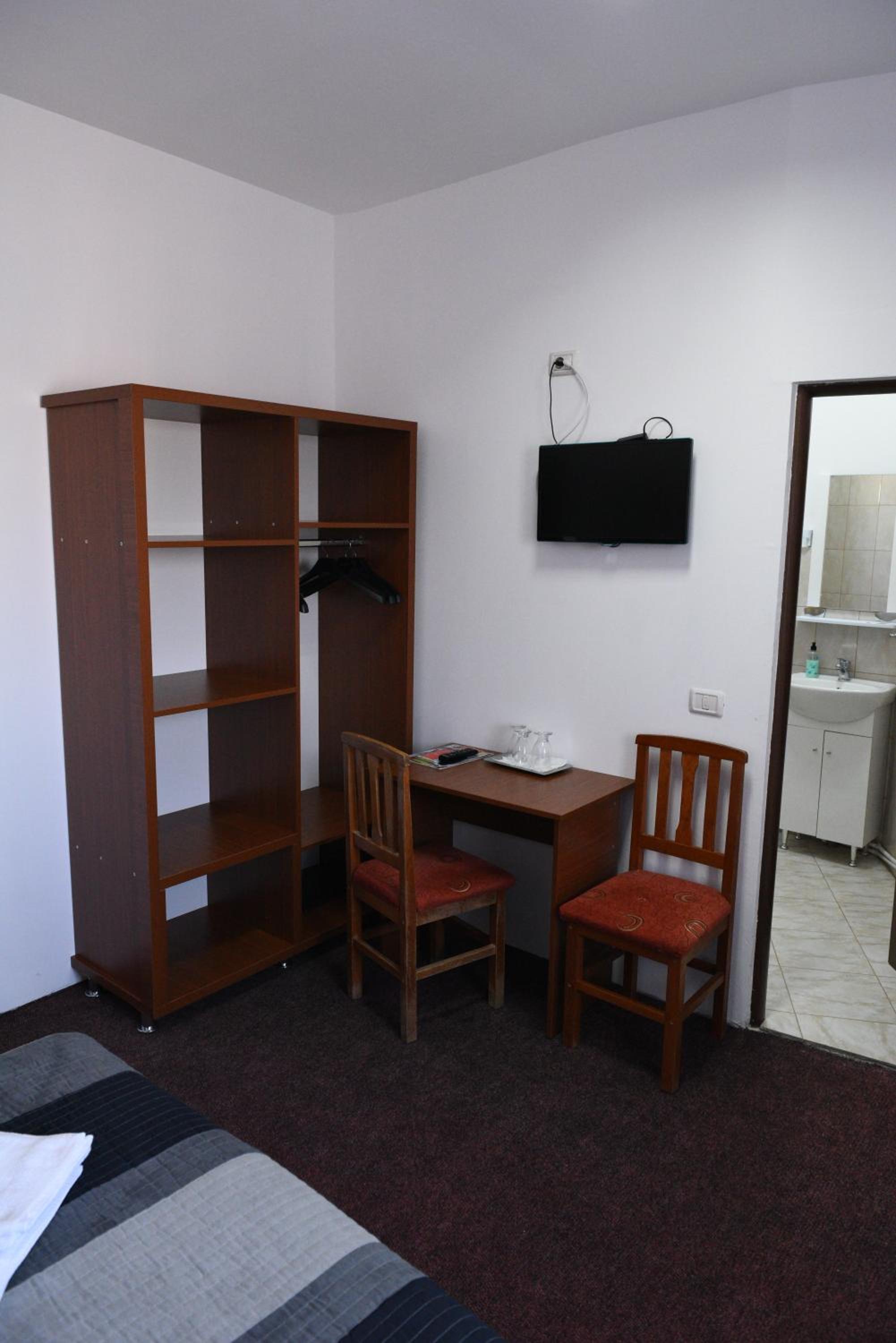 Twin Room with Private Bathroom photo 1