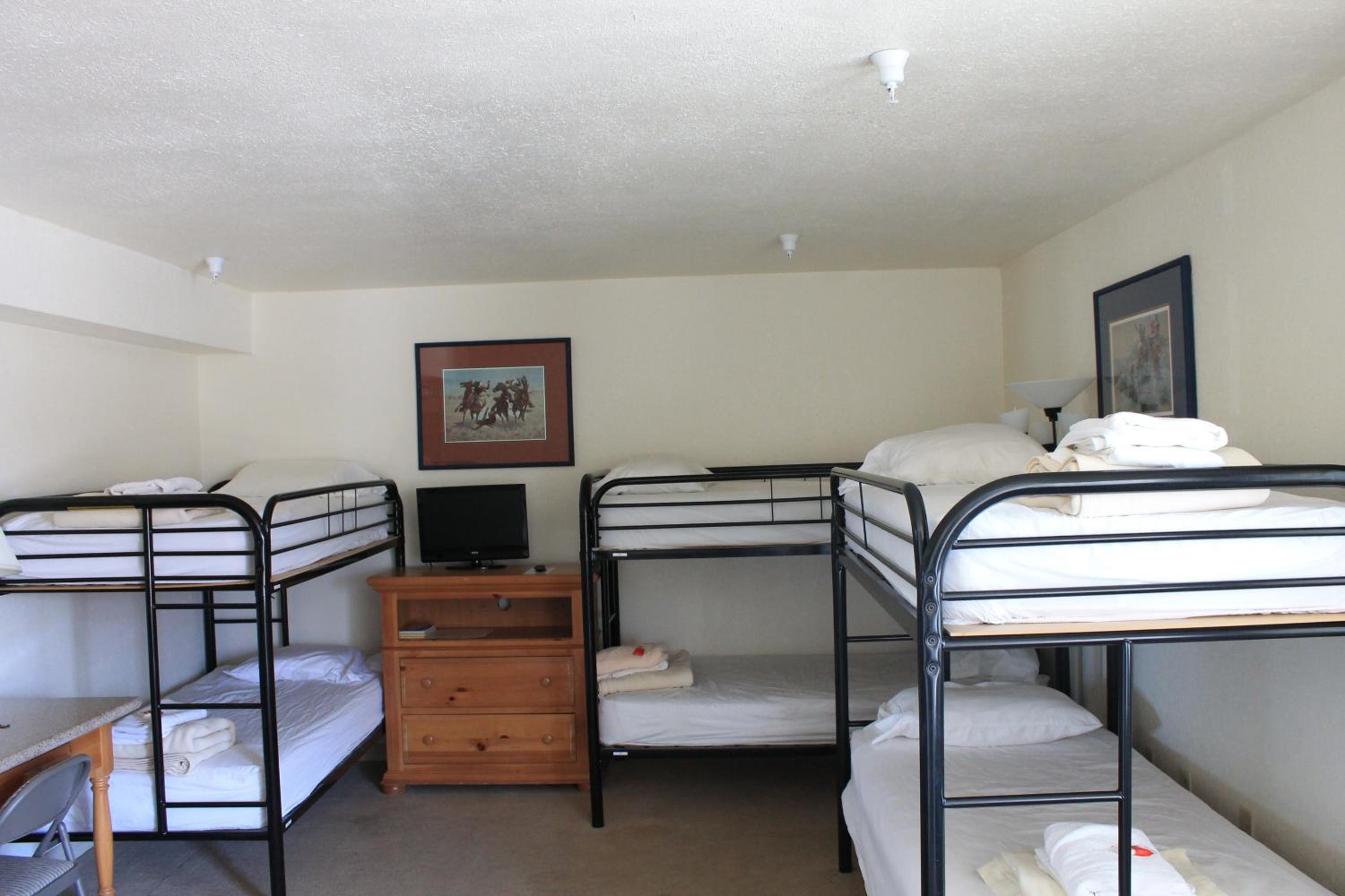 6-Bed Mixed Dormitory Room photo 2