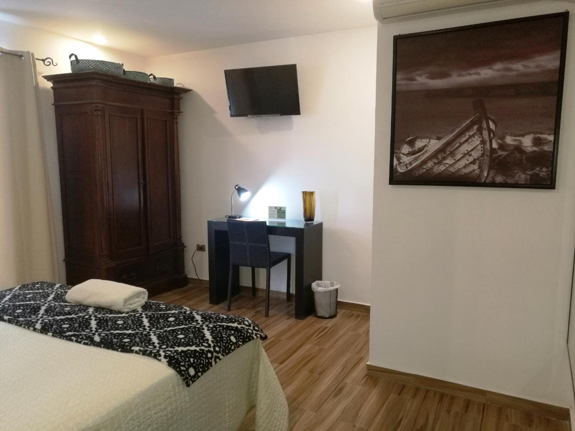 Standard King Room photo 3