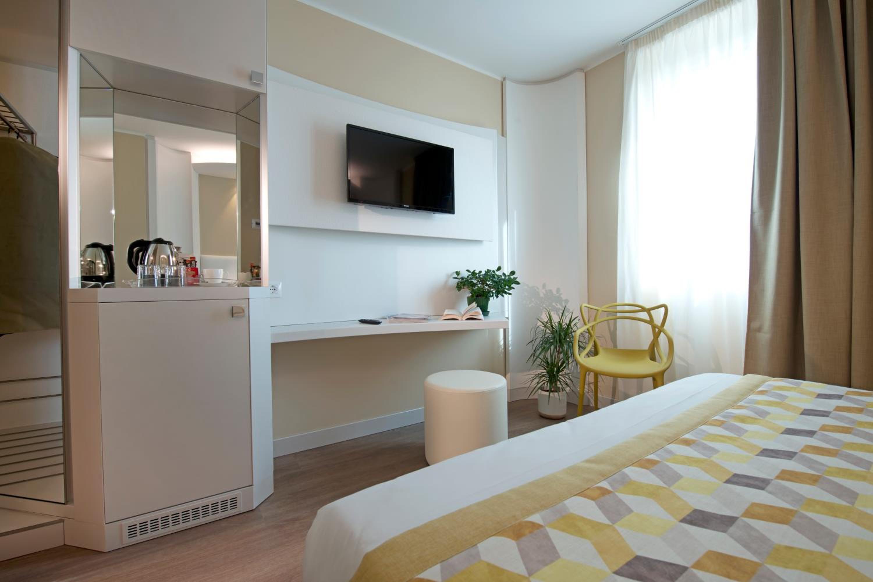Superior Double Room thumbnail 6